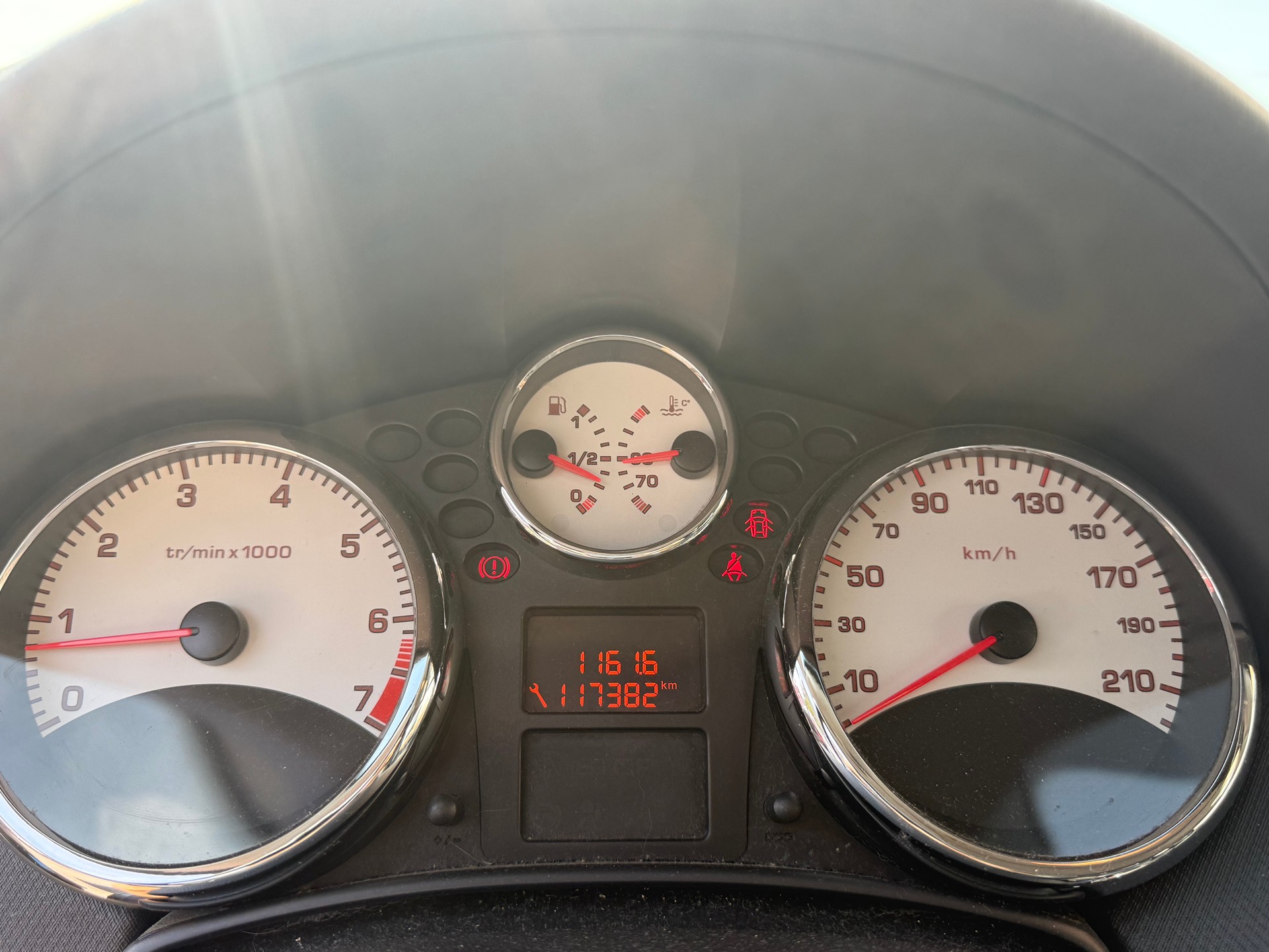PEUGEOT 207 1.6 16V Turbo Sport-image-8