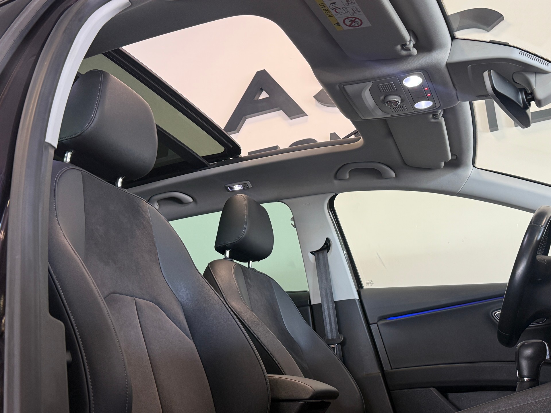 SEAT Leon ST 1.4 TSI ACT Xcellence DSG *Panoramaglasdach*-image-12