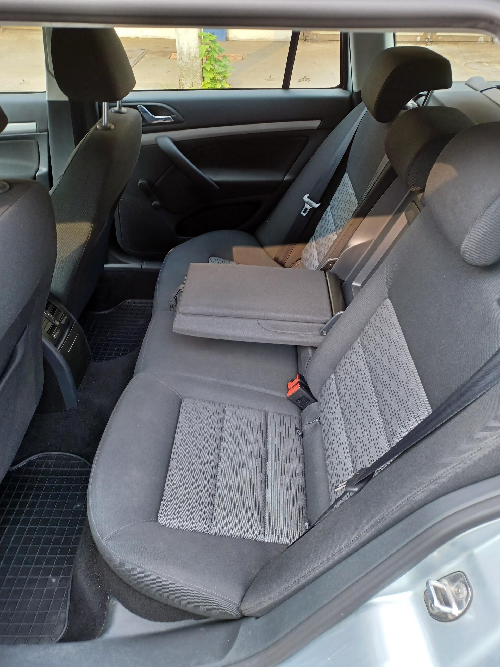 SKODA 1.6 TDI Elegance DSG-image-6