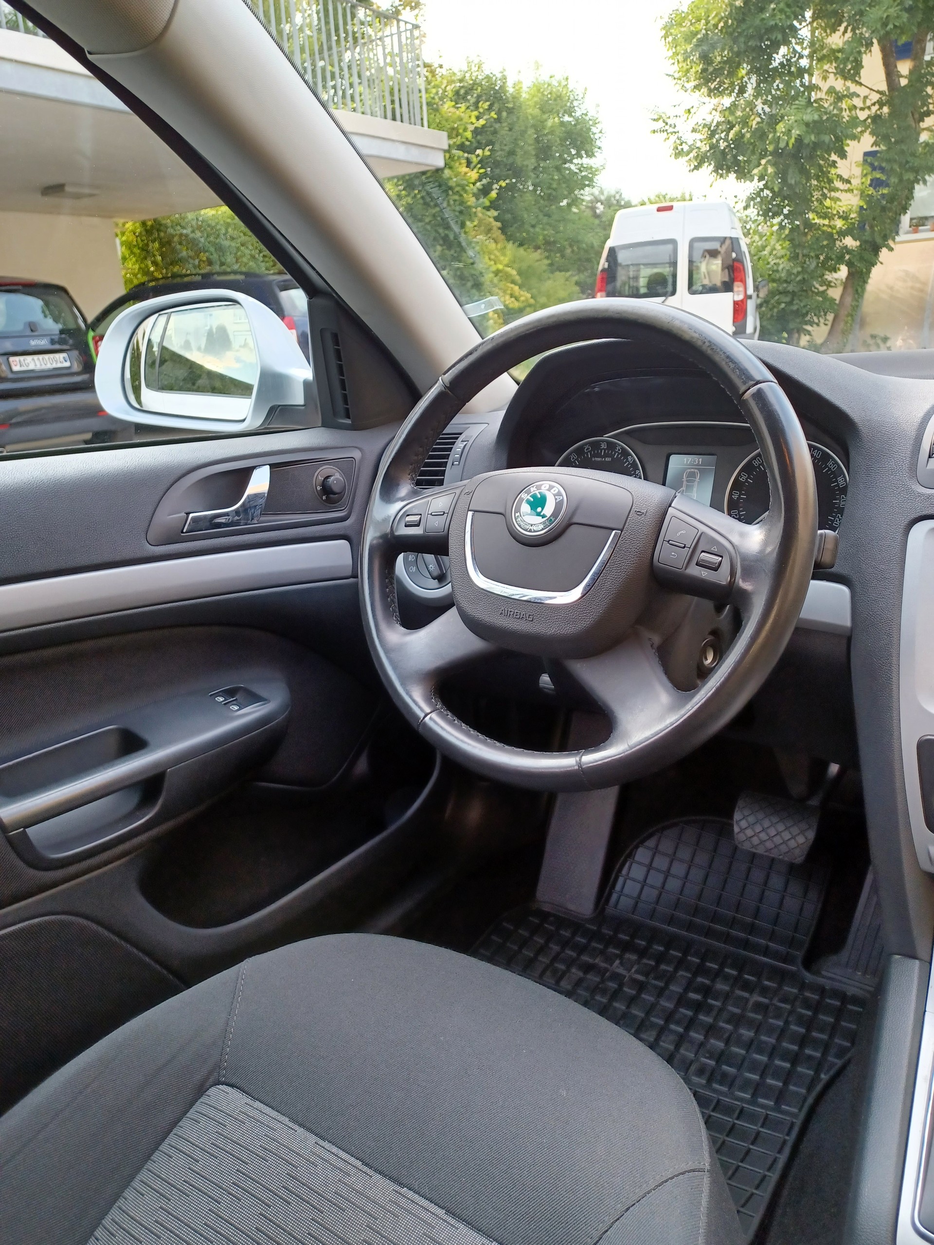SKODA 1.6 TDI Elegance DSG-image-7