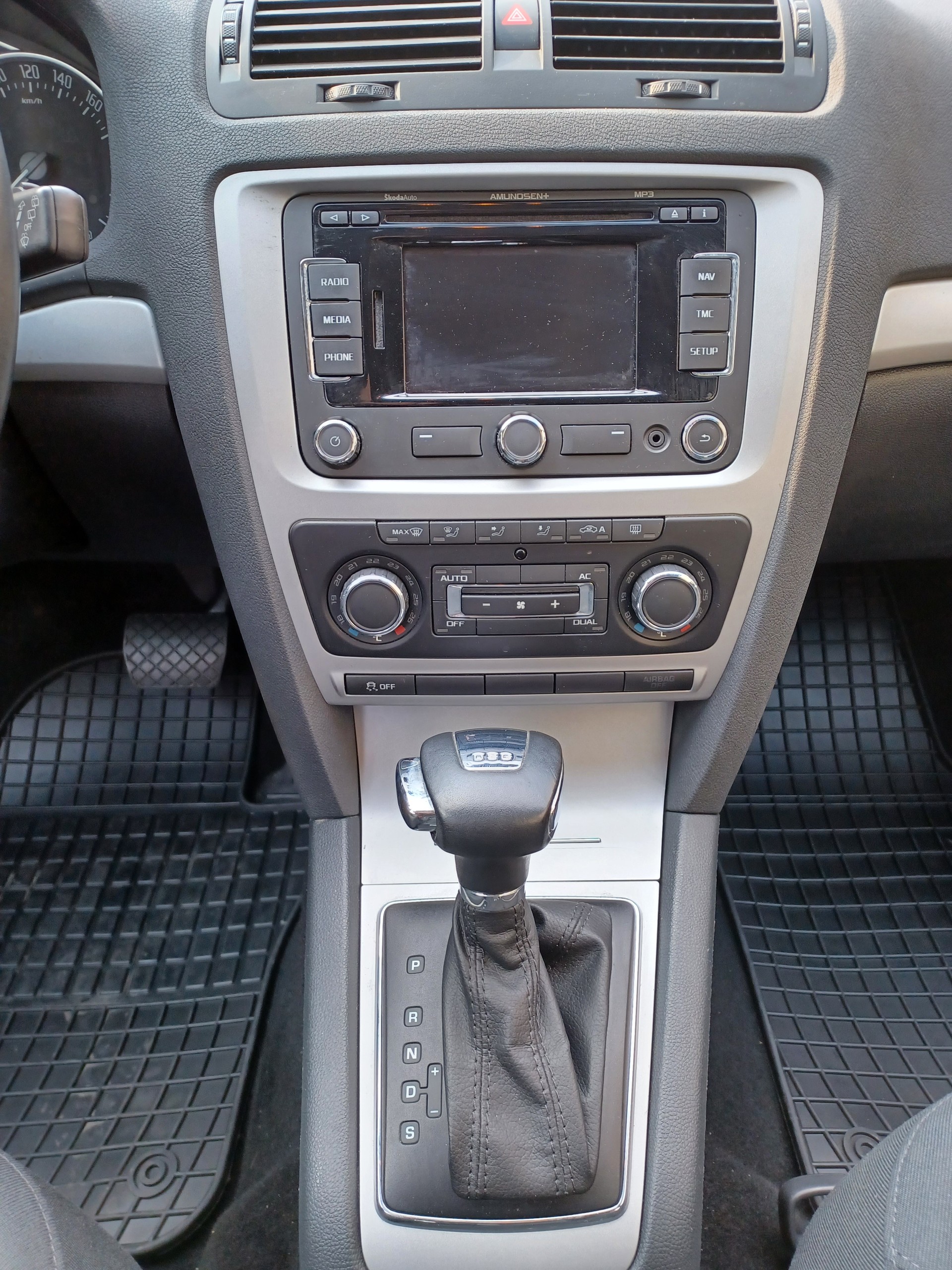 SKODA 1.6 TDI Elegance DSG-image-8