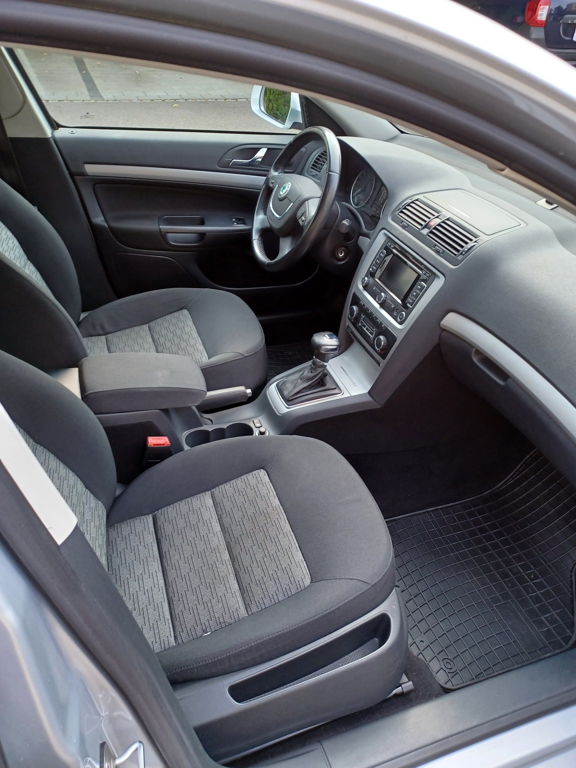 SKODA 1.6 TDI Elegance DSG-image-5
