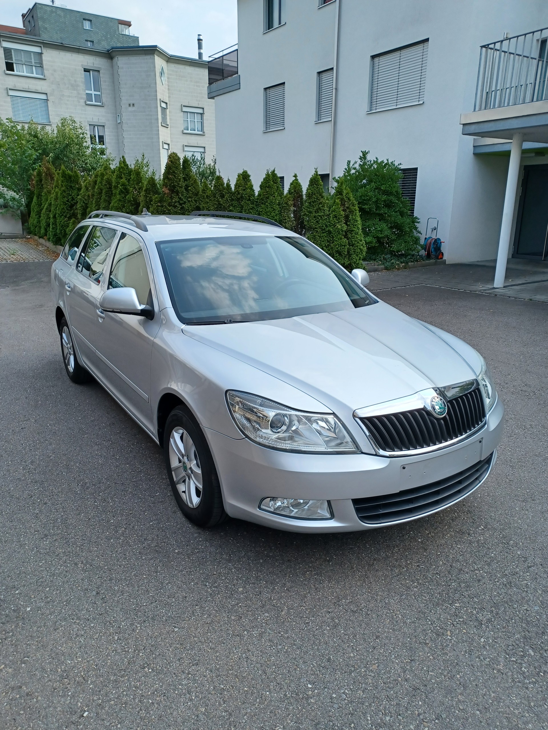 SKODA 1.6 TDI Elegance DSG-image-2