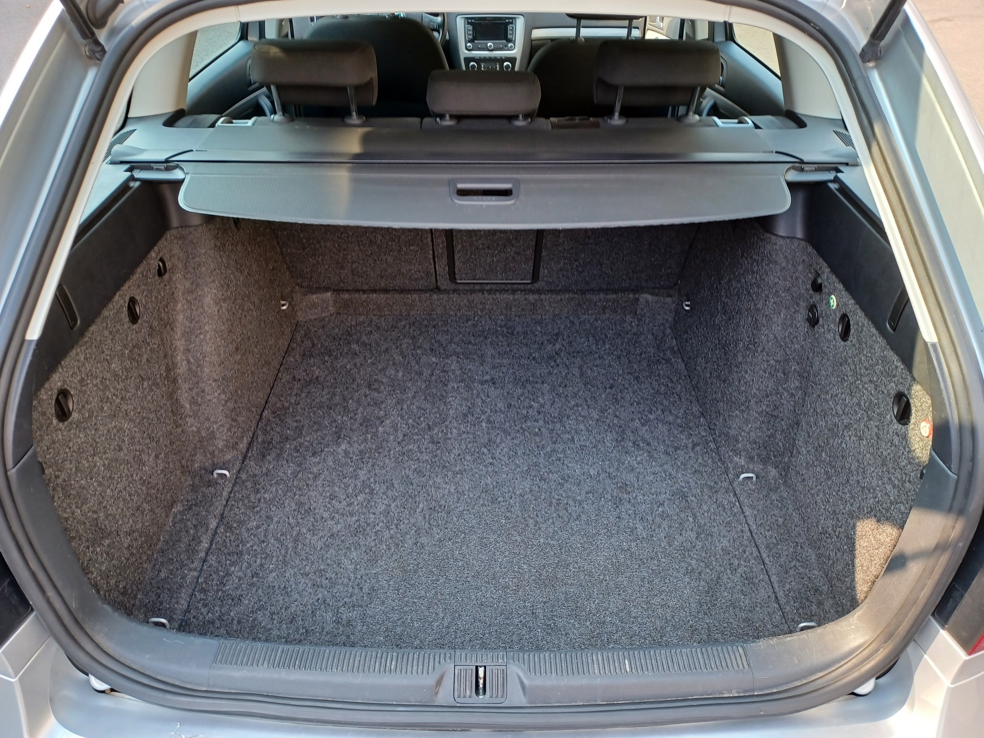 SKODA 1.6 TDI Elegance DSG-image-9