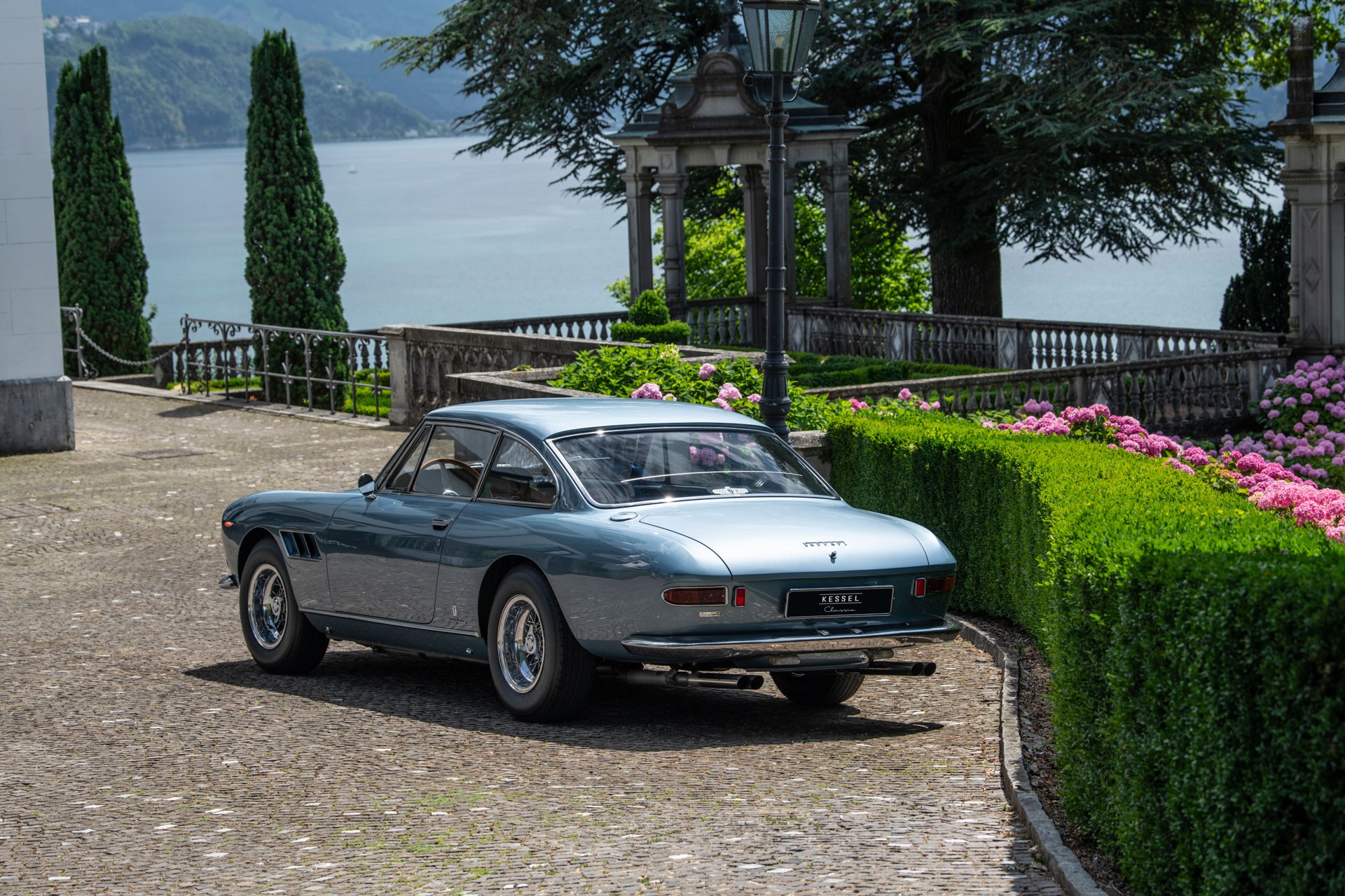 FERRARI 330 GT-showroom-element-3