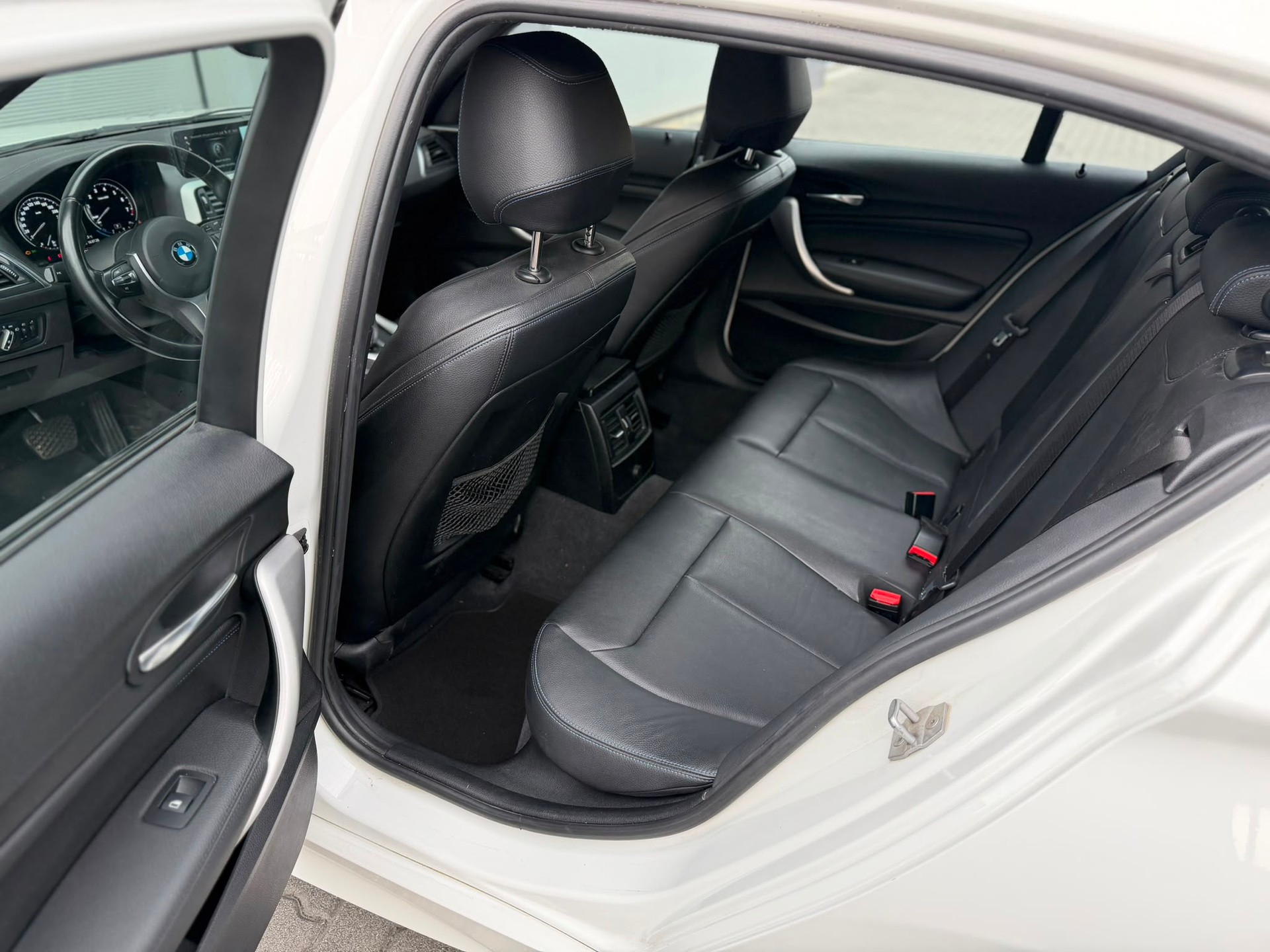 BMW 118i Edition M Sport Steptronic-image-15
