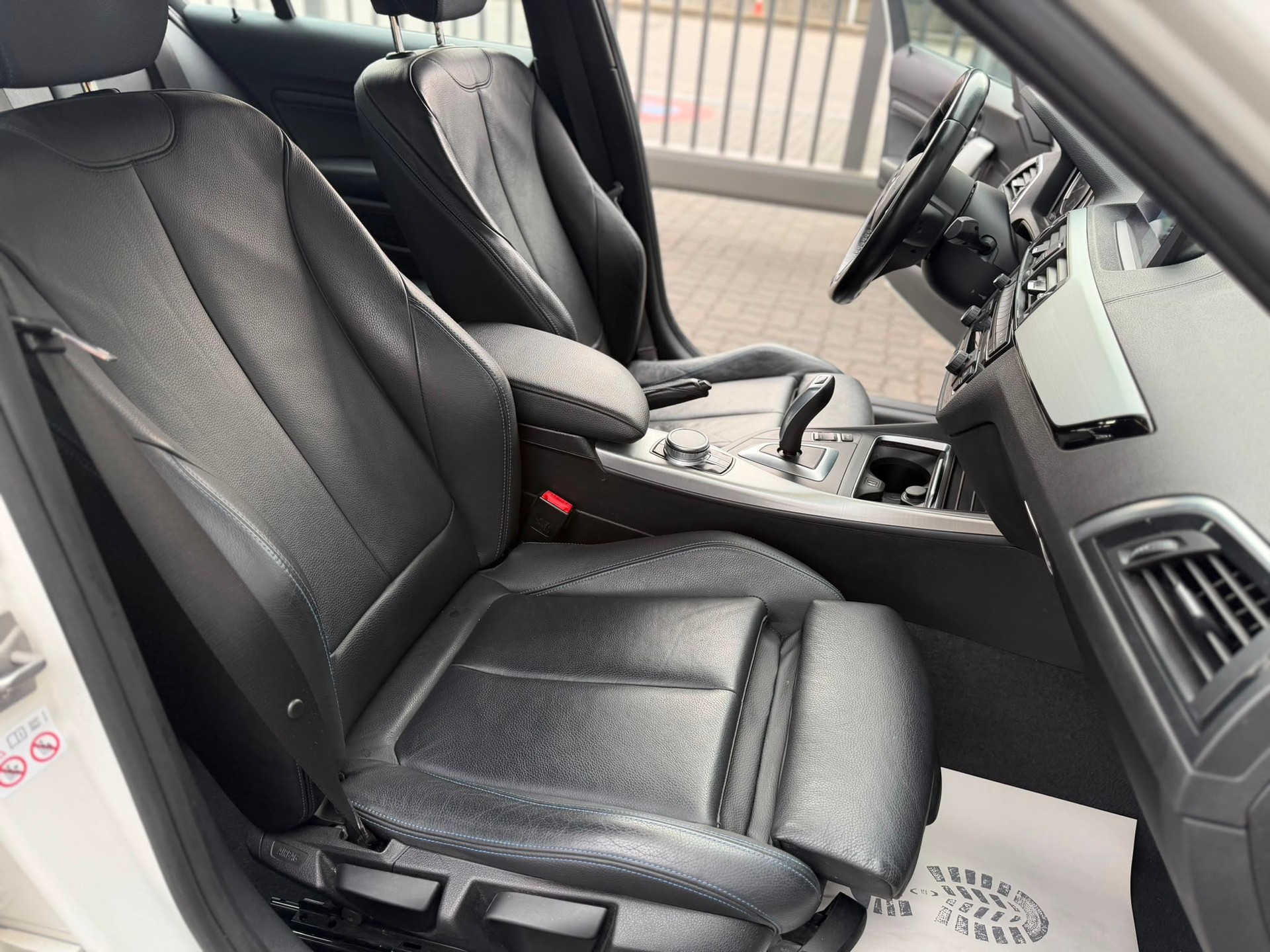 BMW 118i Edition M Sport Steptronic-image-13