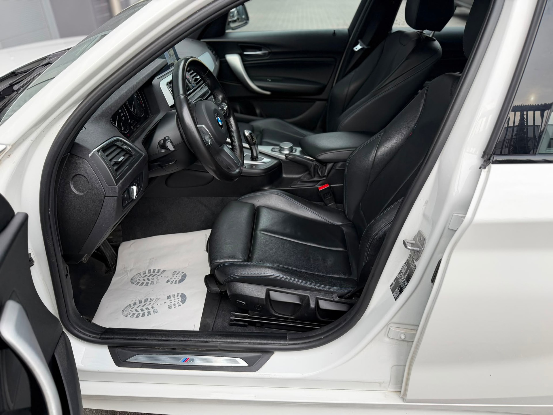 BMW 118i Edition M Sport Steptronic-image-8