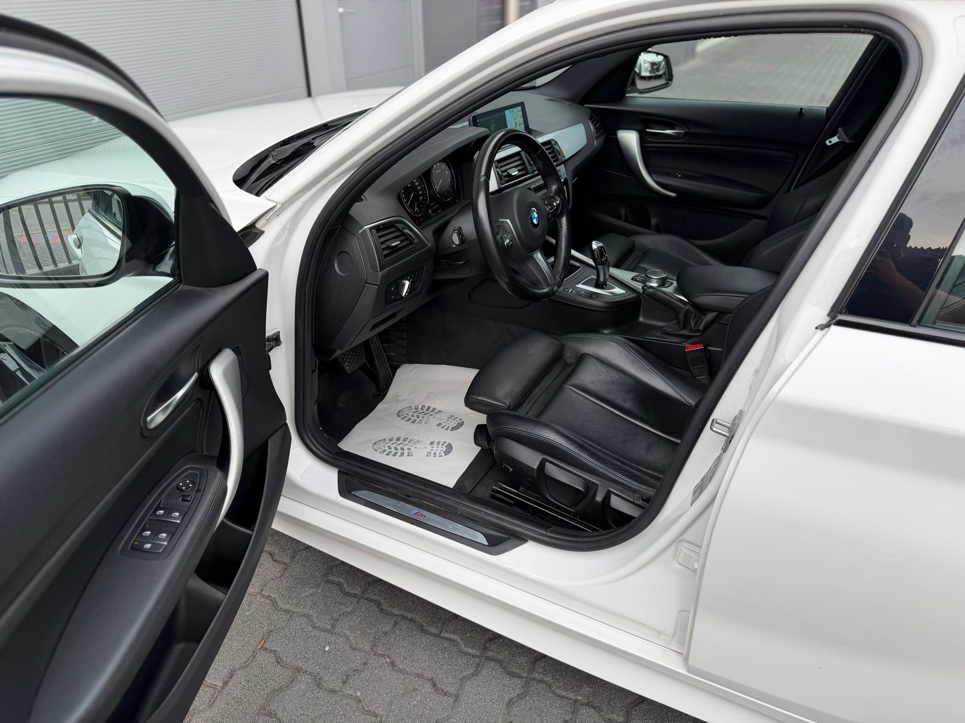 BMW 118i Edition M Sport Steptronic-image-7