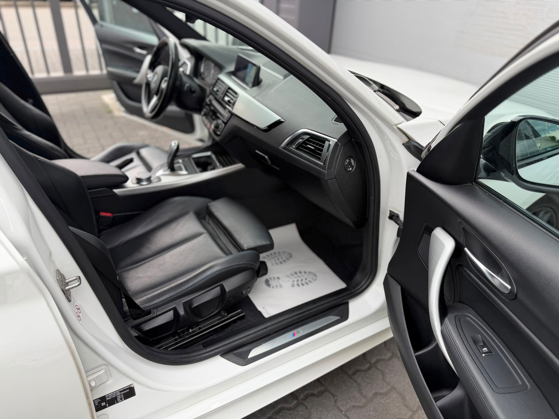 BMW 118i Edition M Sport Steptronic-image-12
