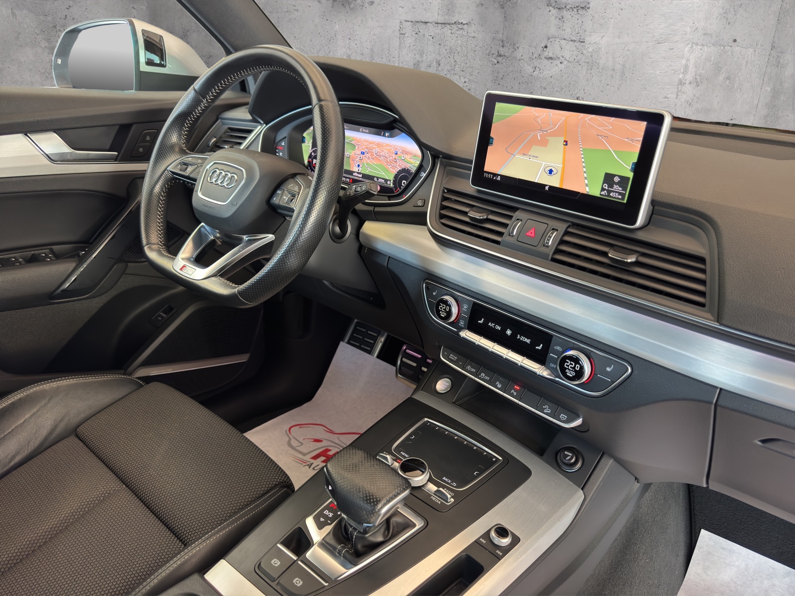 AUDI Q5 2.0 TDI quattro-image-12