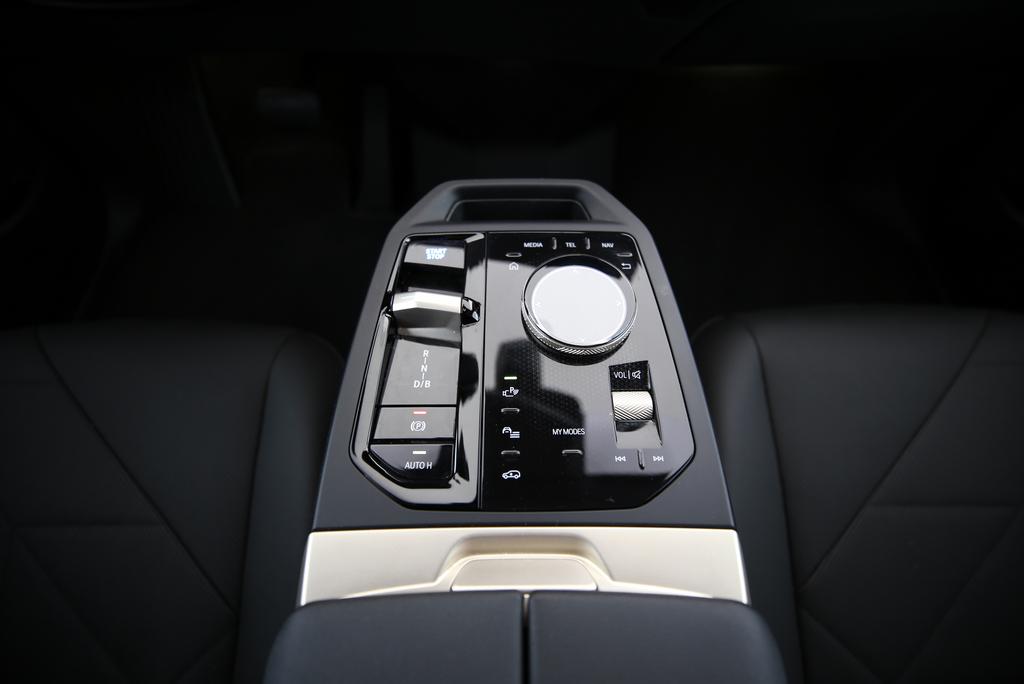 BMW iX xDrive50-image-11