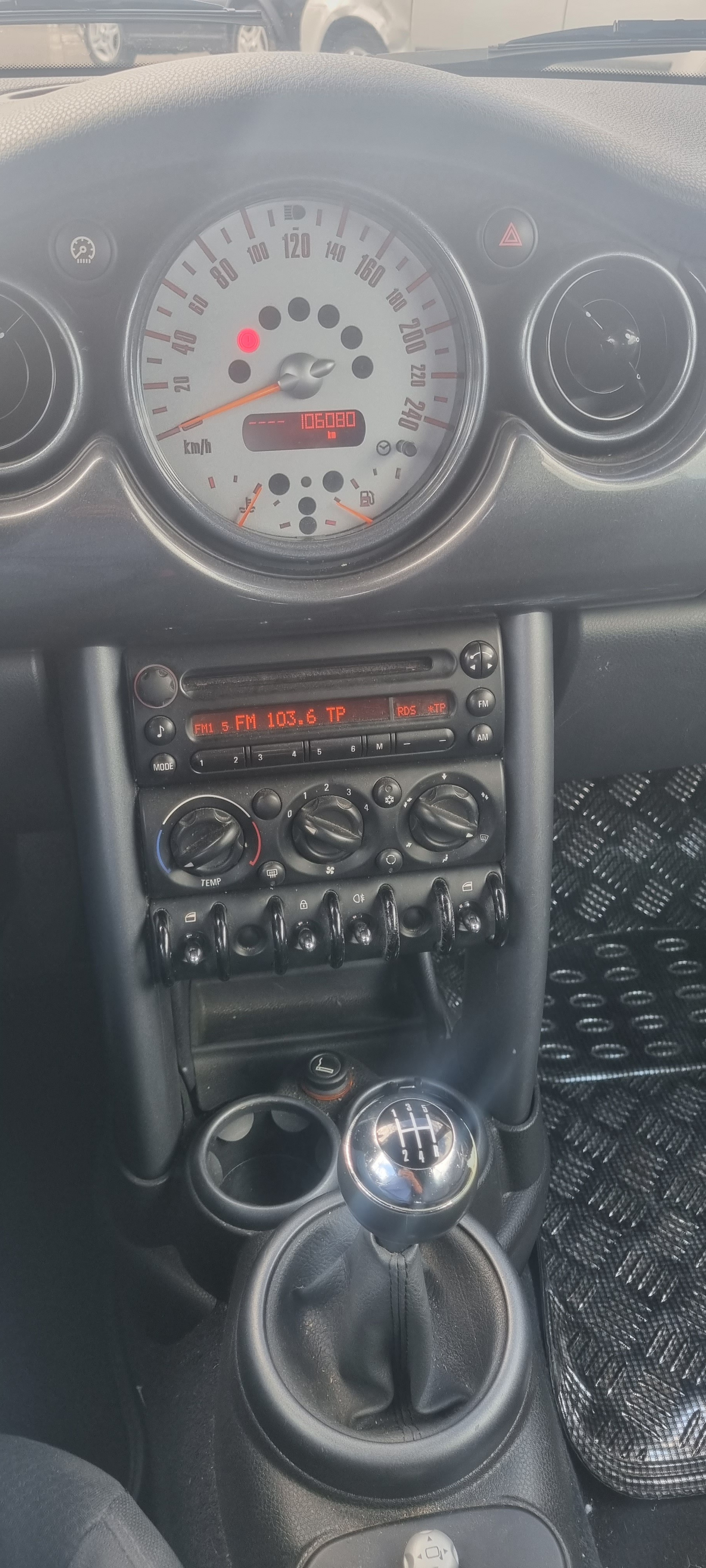 MINI One Cabriolet-image-15