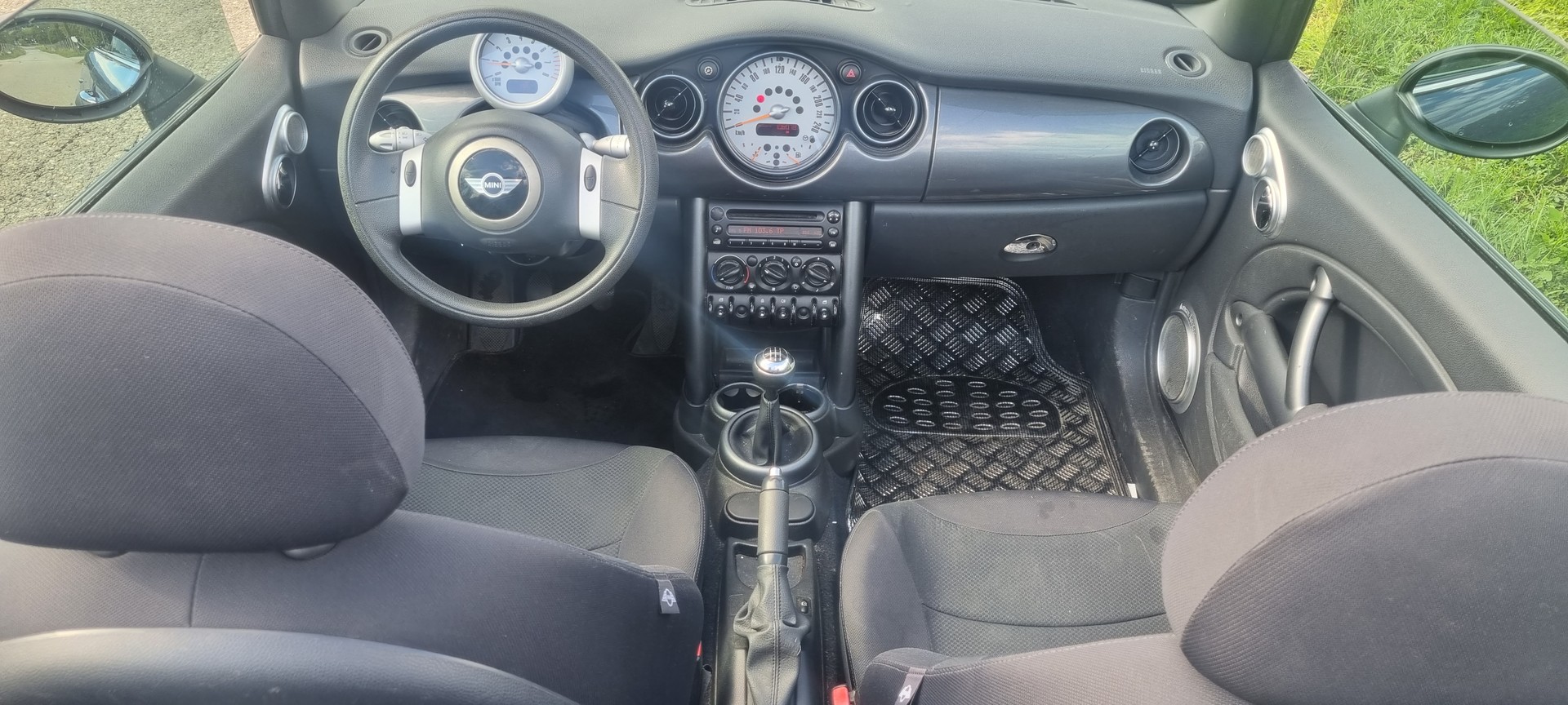 MINI One Cabriolet-image-9