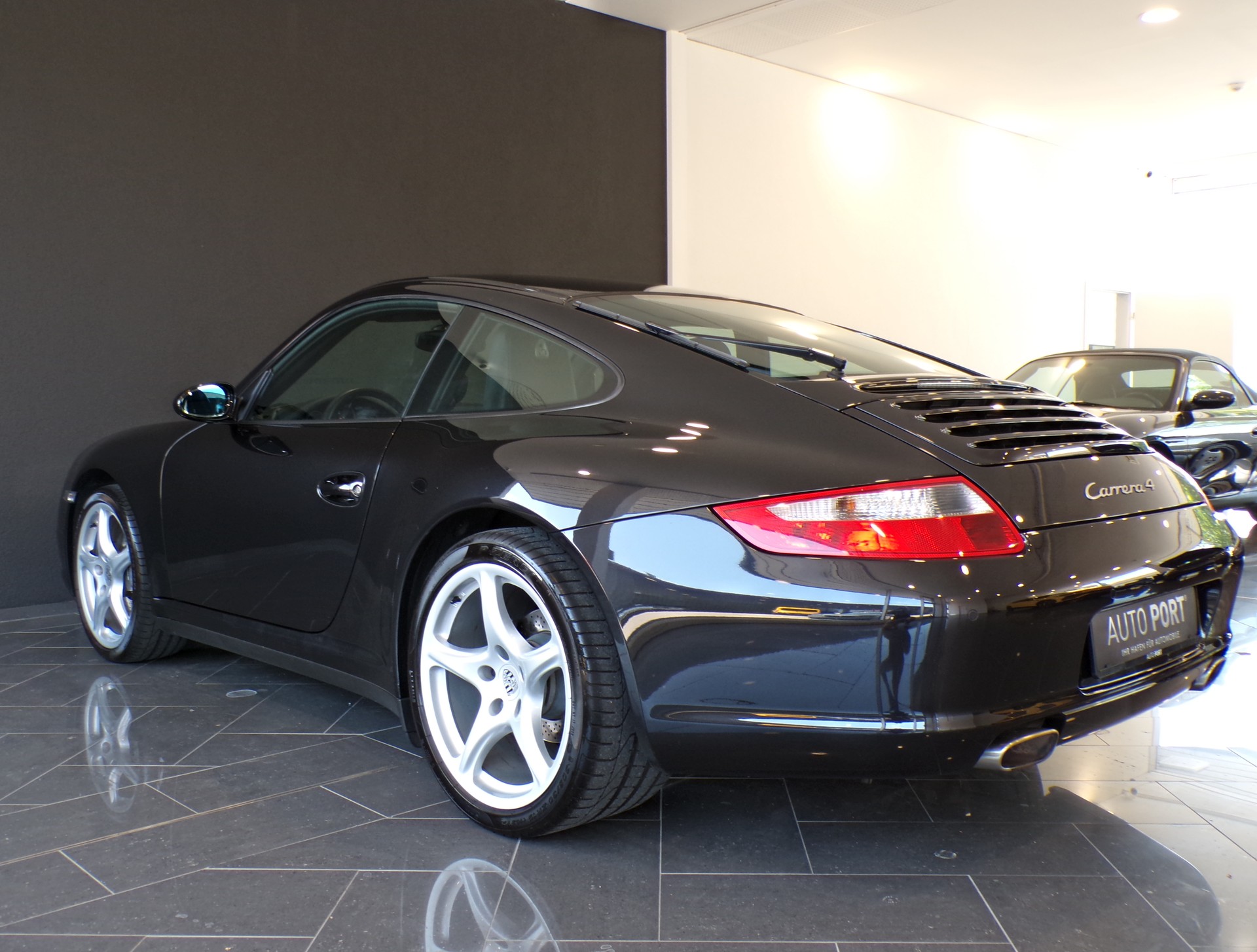 PORSCHE 911 Carrera 4-image-11
