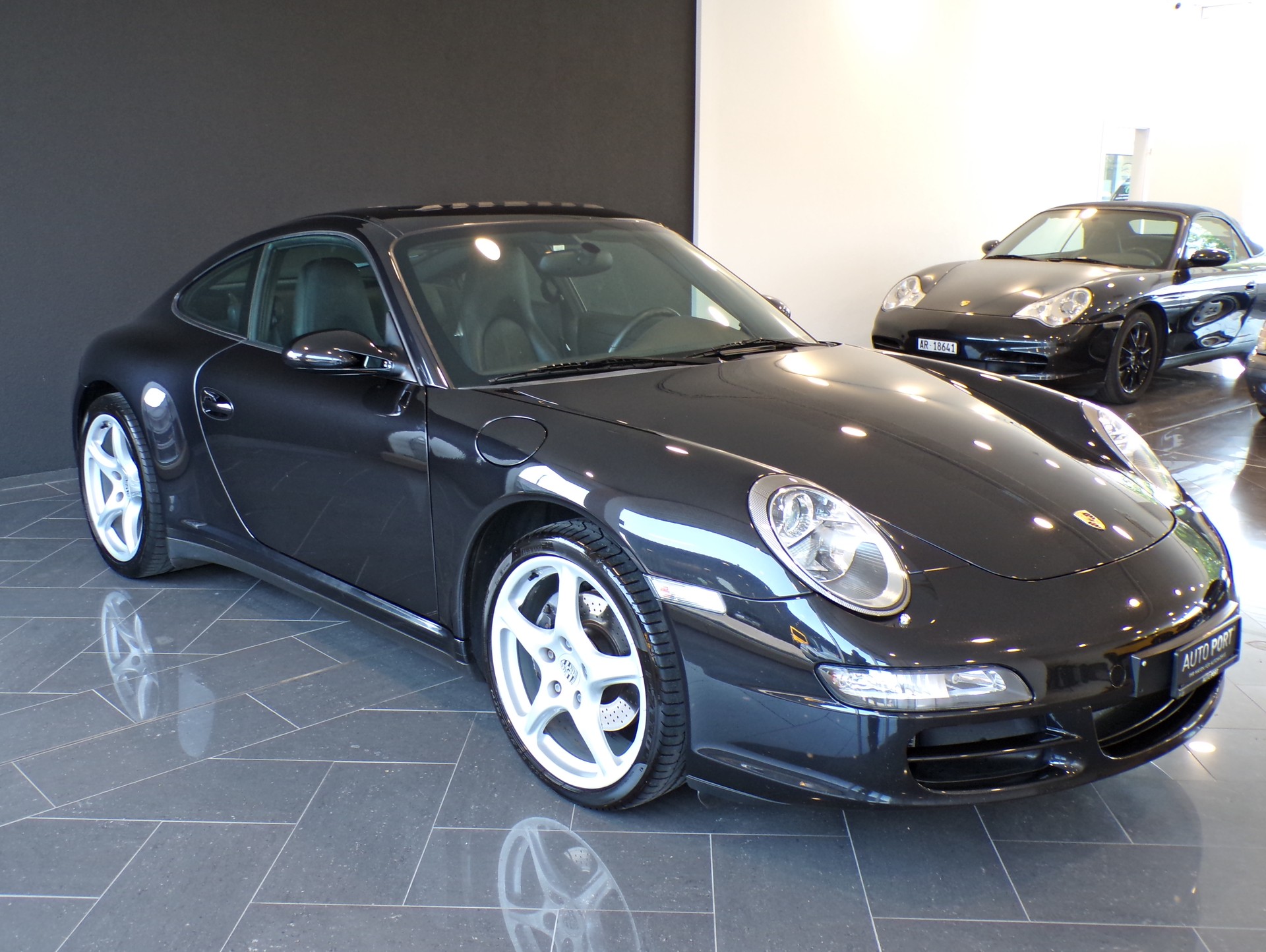 PORSCHE 911 Carrera 4-image-5