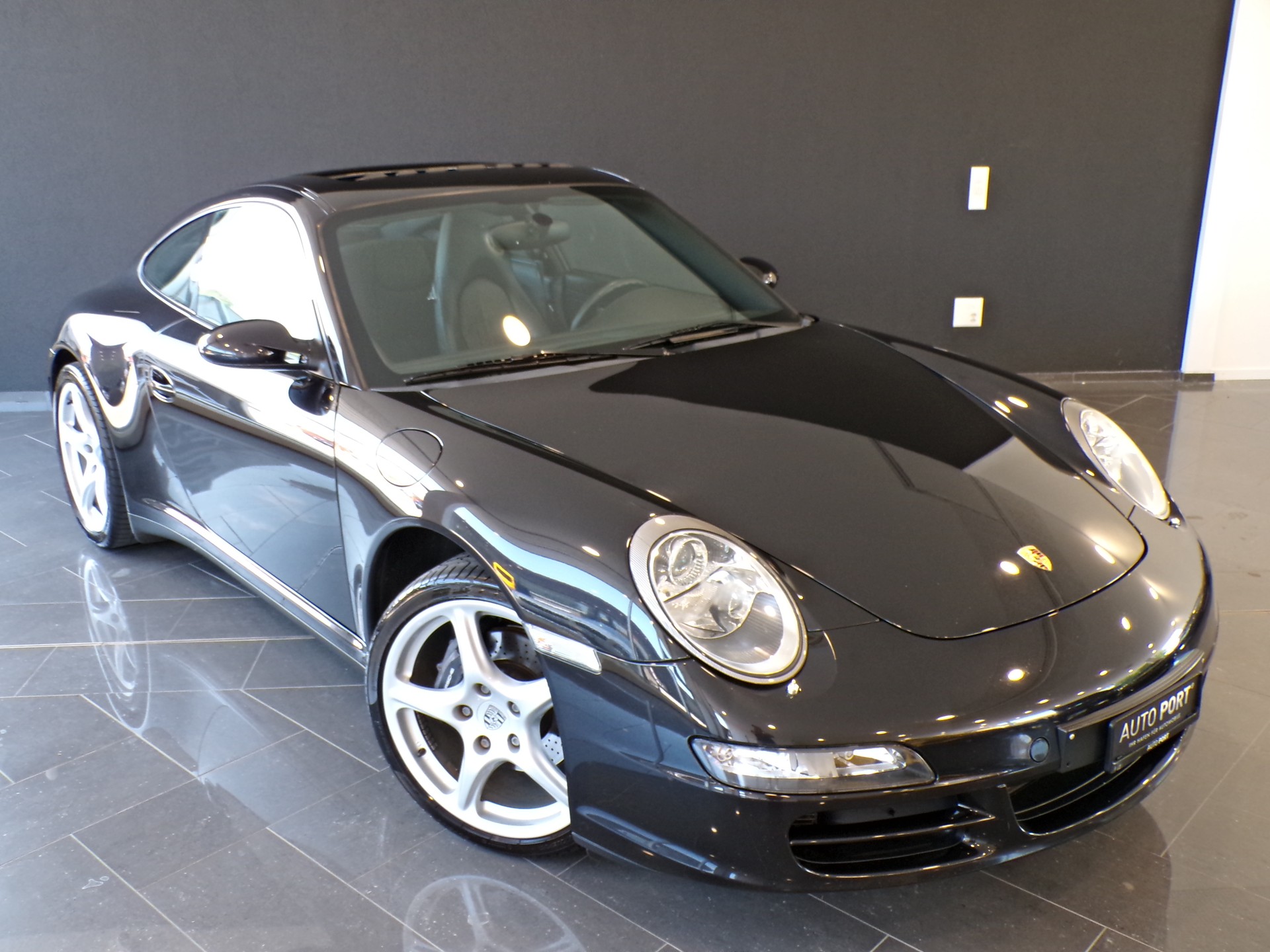 PORSCHE 911 Carrera 4-image-2
