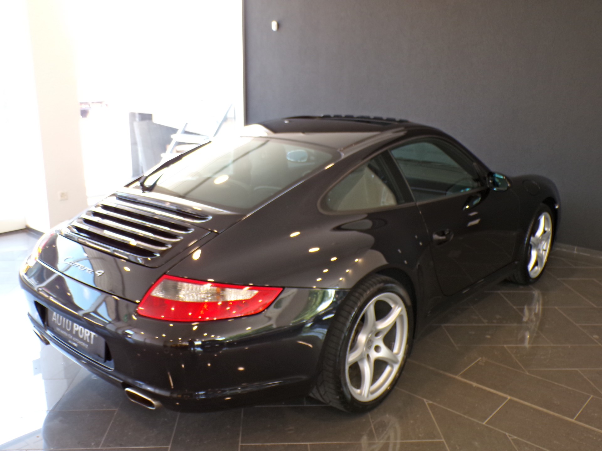 PORSCHE 911 Carrera 4-image-8