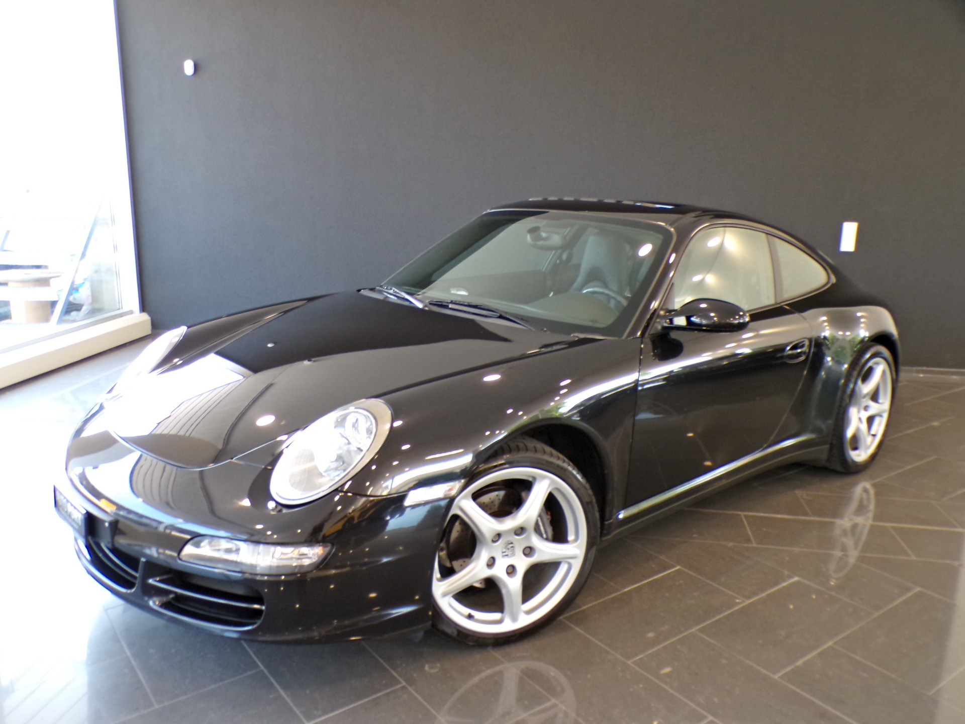PORSCHE 911 Carrera 4-image-0
