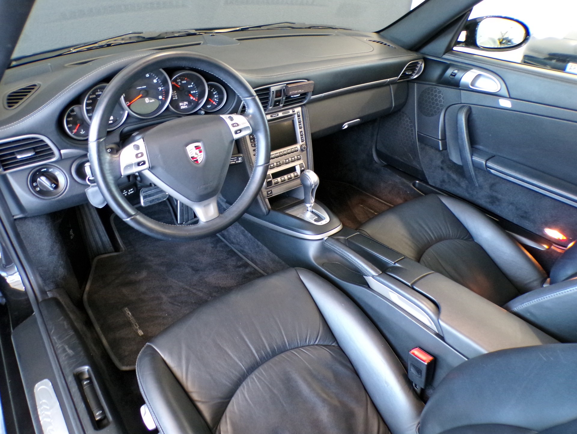 PORSCHE 911 Carrera 4-image-22