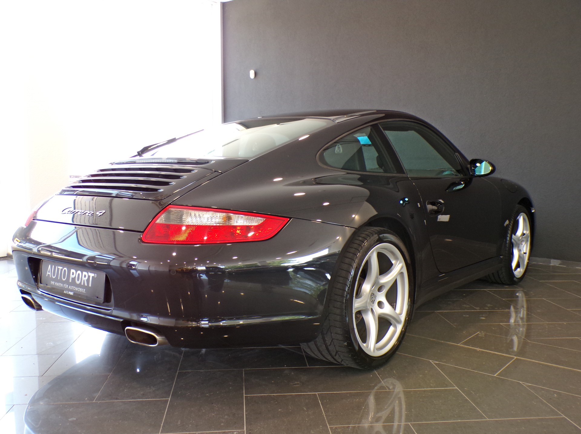 PORSCHE 911 Carrera 4-image-9