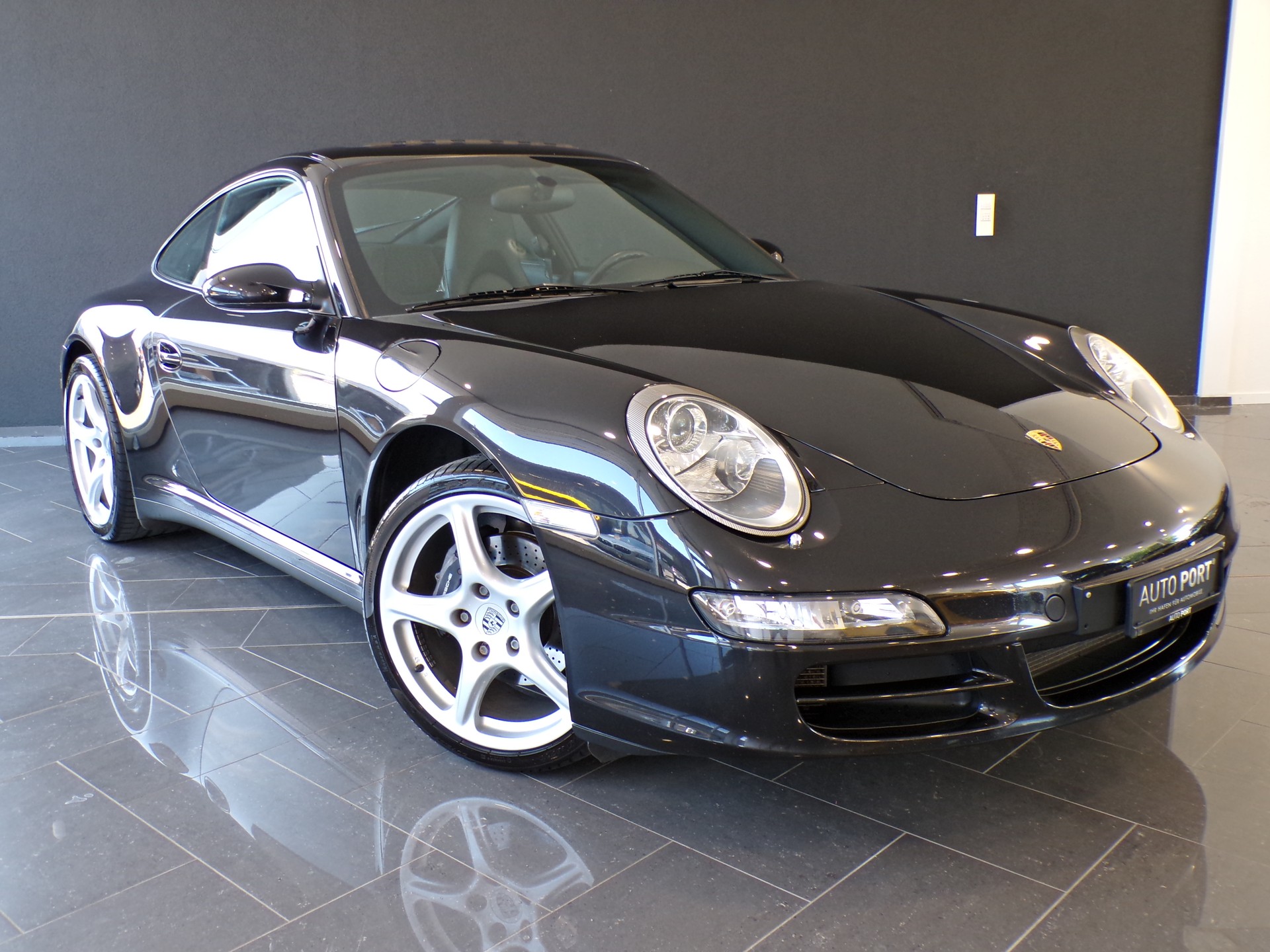 PORSCHE 911 Carrera 4-image-3
