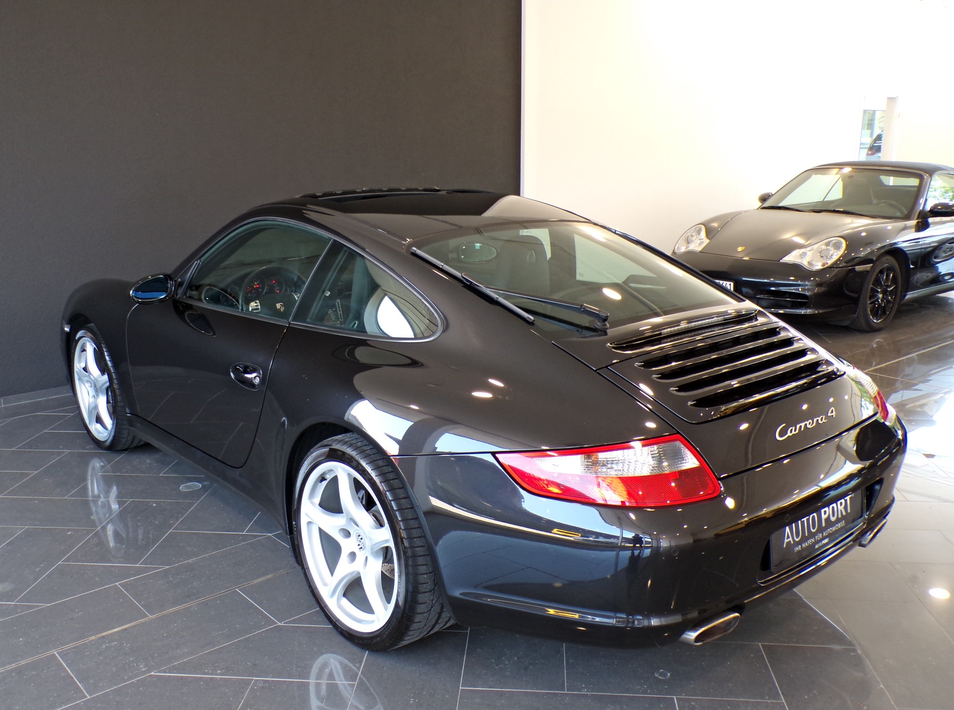 PORSCHE 911 Carrera 4-image-10