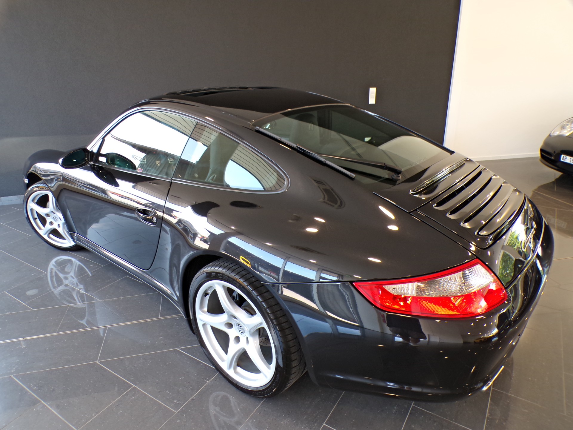 PORSCHE 911 Carrera 4-image-13