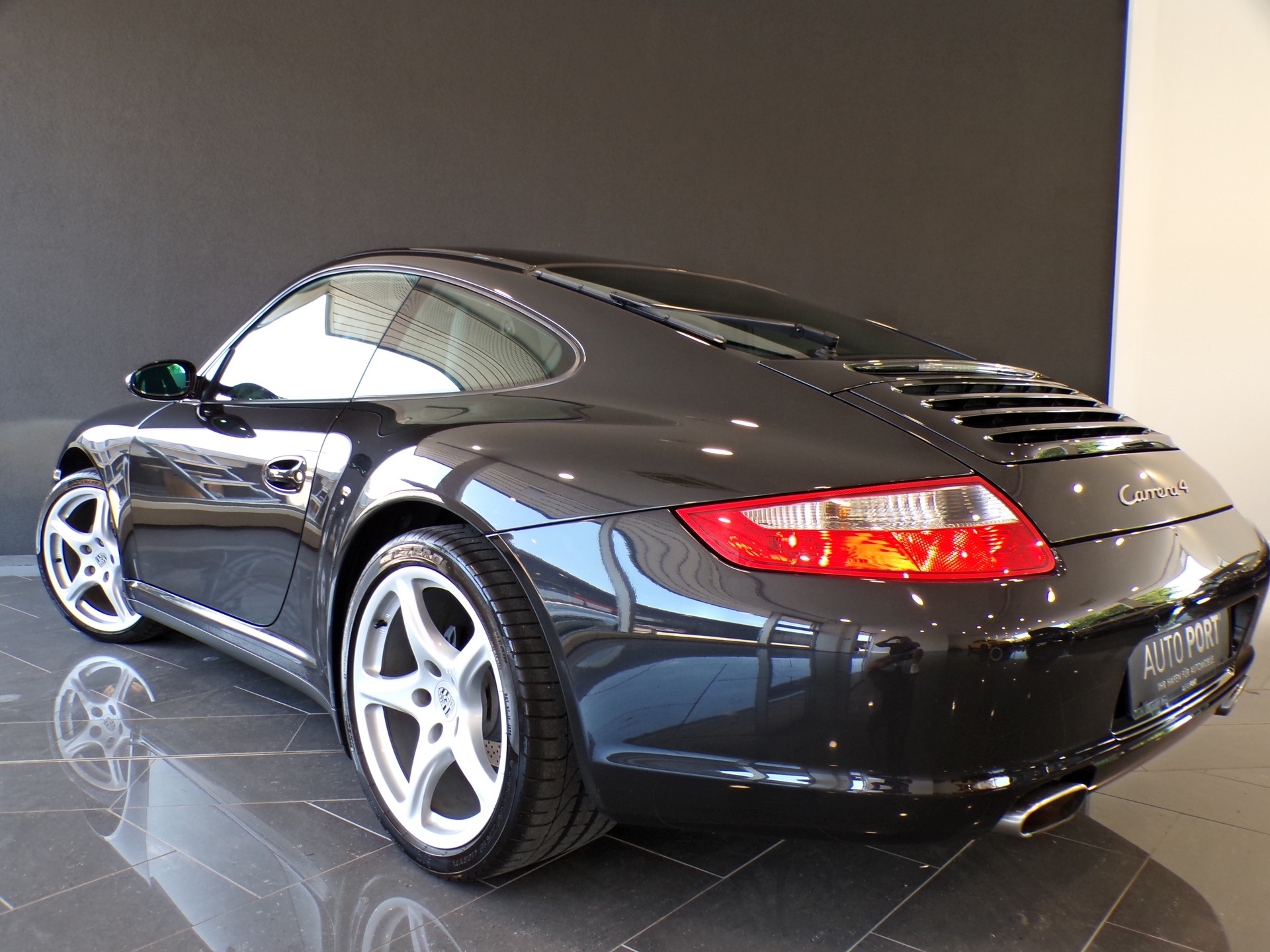 PORSCHE 911 Carrera 4-image-12