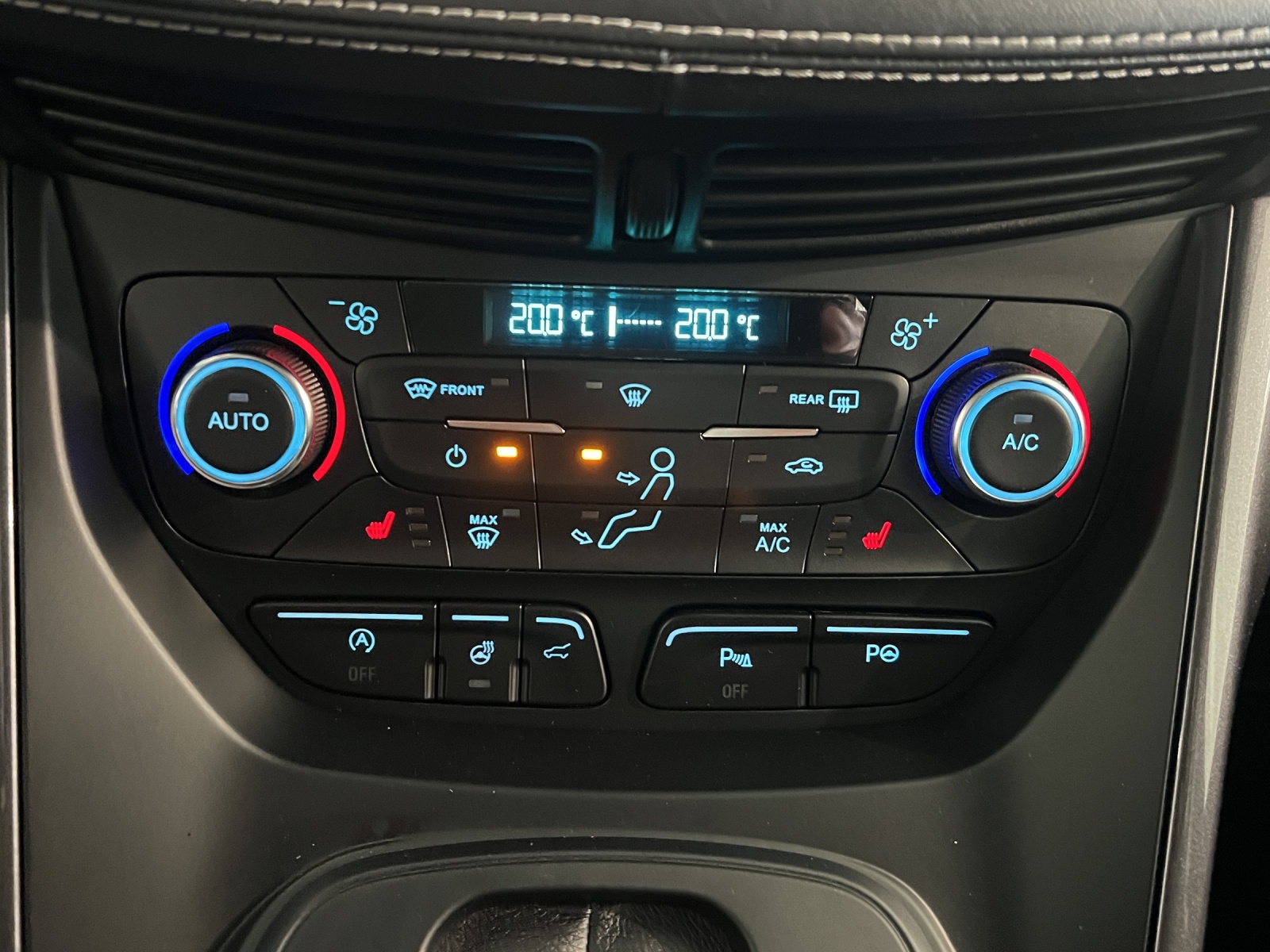 FORD Kuga 2.0 TDCi Vignale 4WD PowerShift-image-14