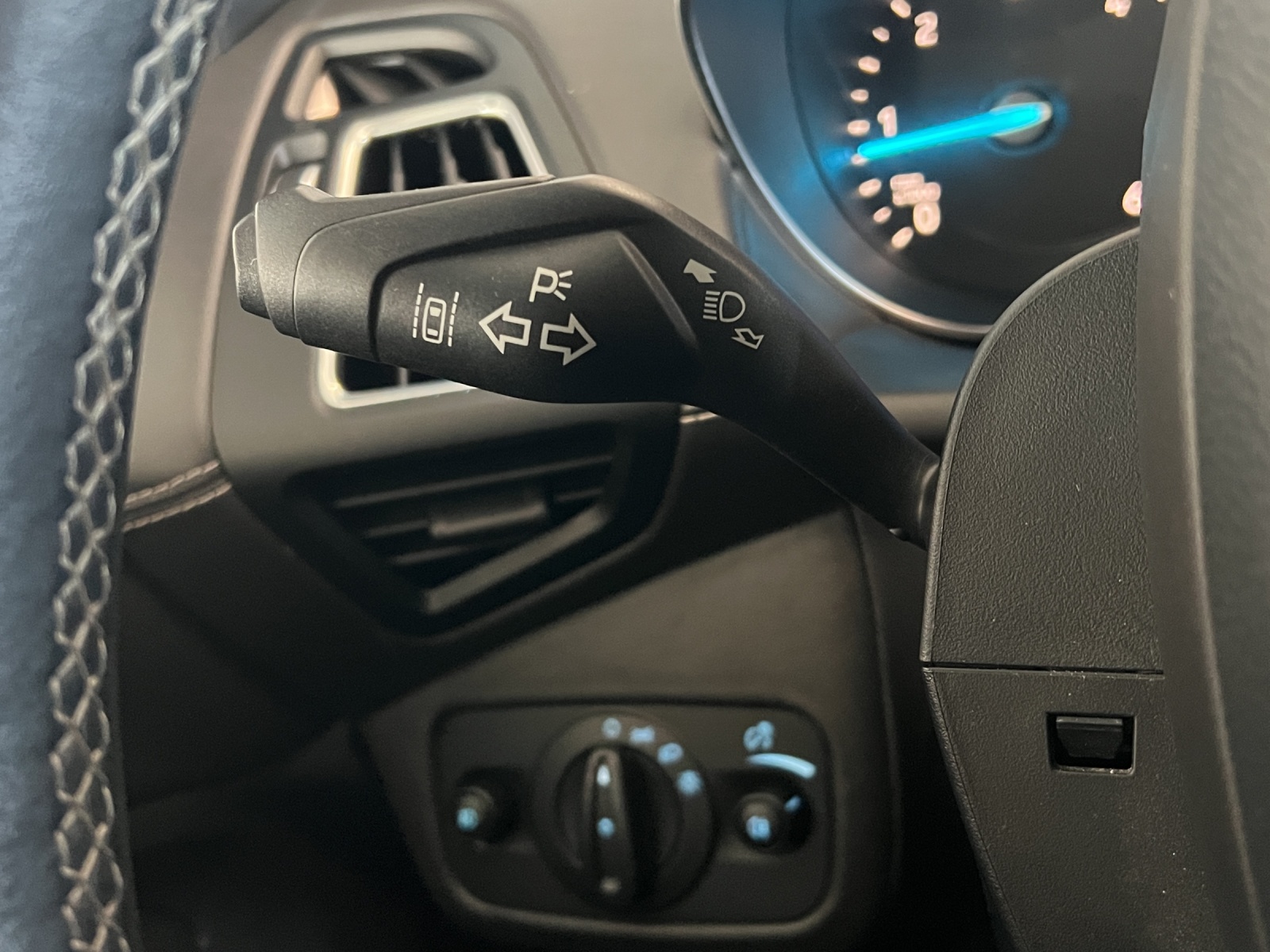 FORD Kuga 2.0 TDCi Vignale 4WD PowerShift-image-15