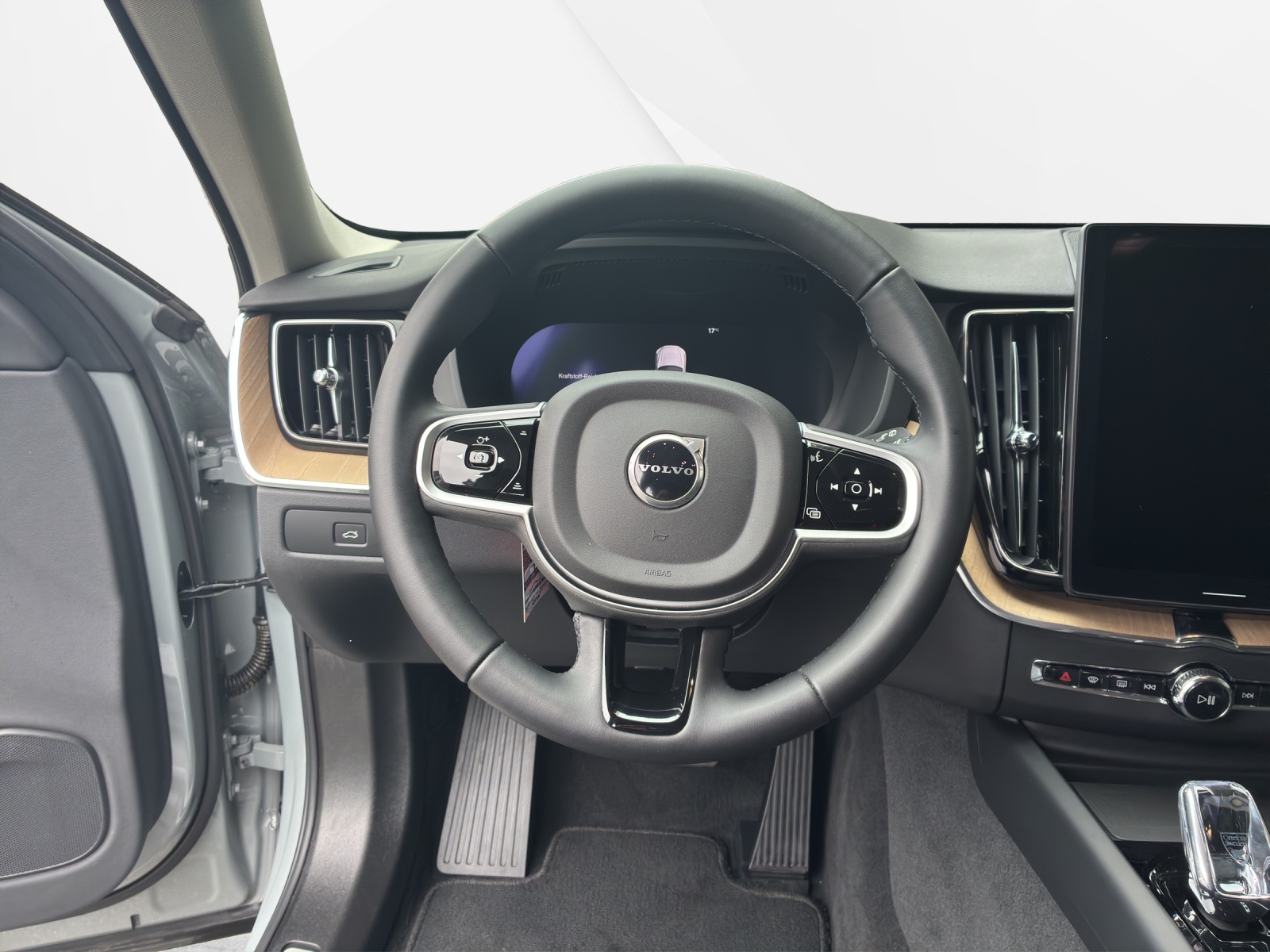 VOLVO XC60 2.0 B5 MH Plus Dark AWD-image-11