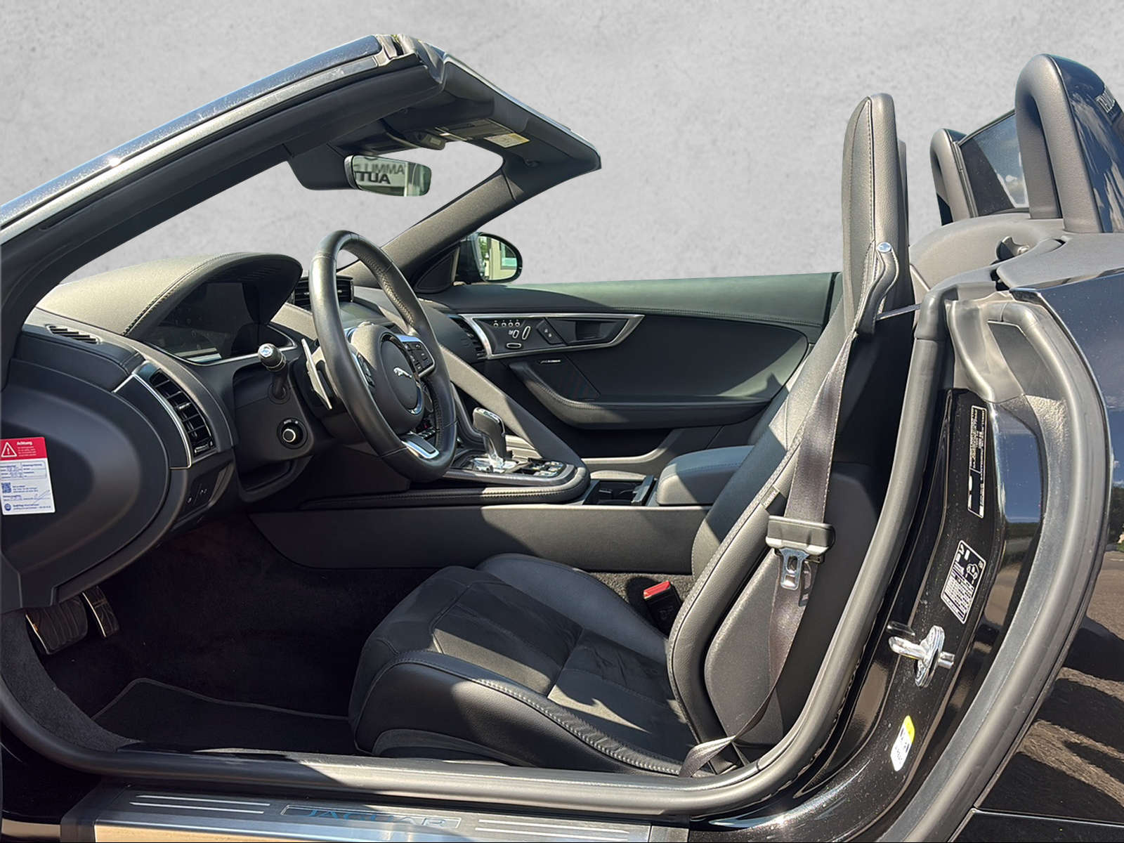 JAGUAR F-Type Convertible 2.0 I4 R-Dynamic Black Automatik-image-4
