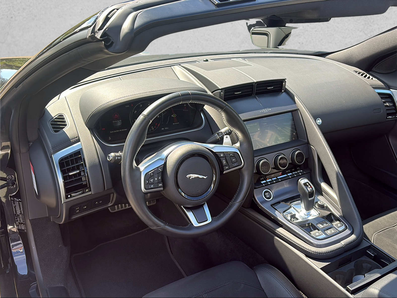 JAGUAR F-Type Convertible 2.0 I4 R-Dynamic Black Automatik-image-5