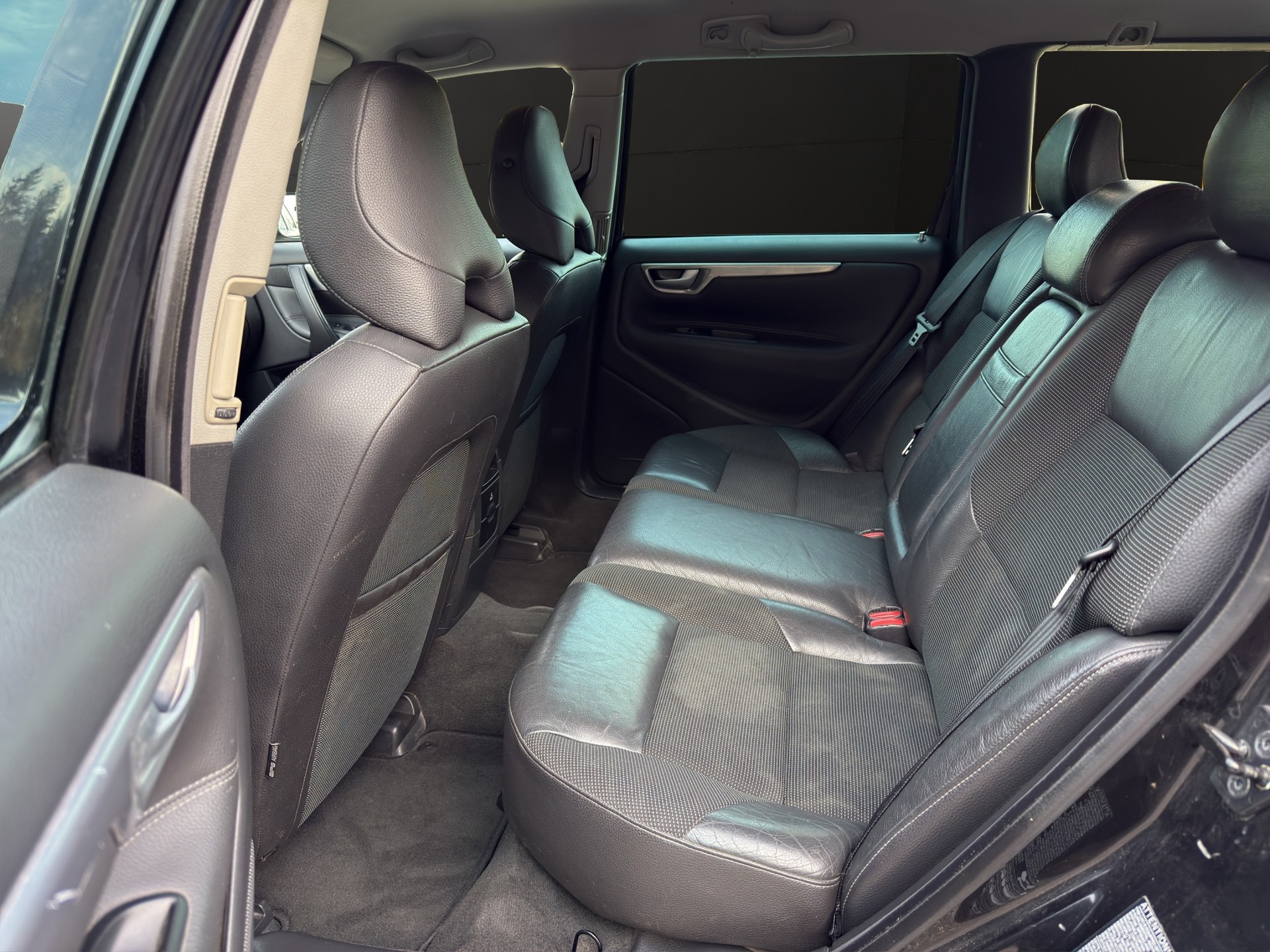 VOLVO V70 2.5T Momentum-image-13