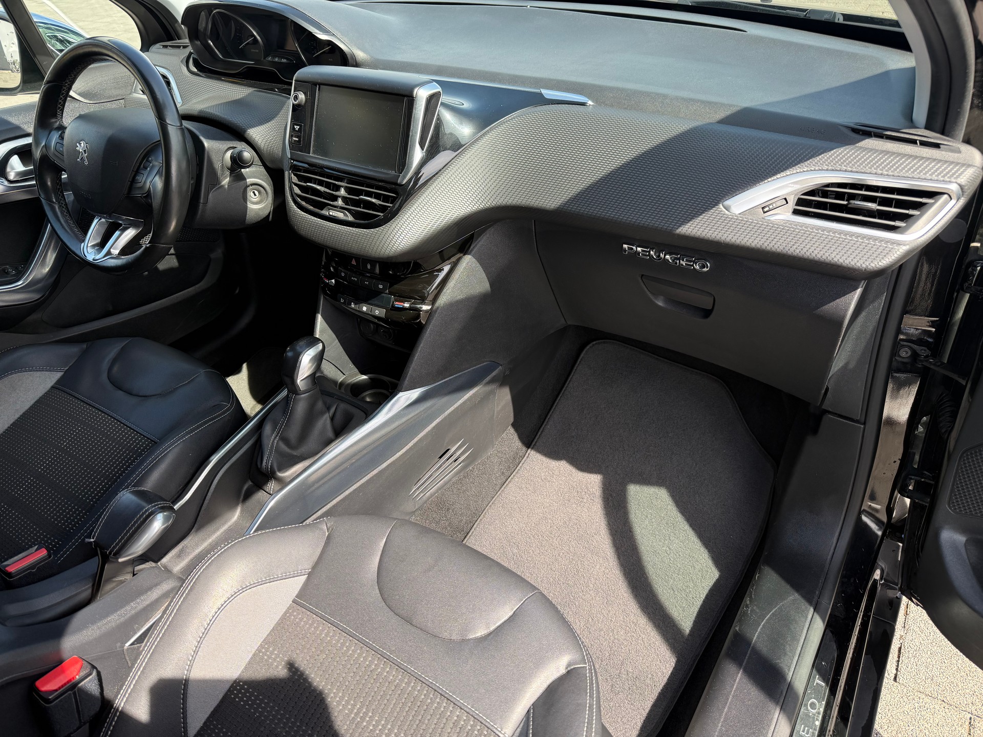 PEUGEOT 2008 1.2 VTI Allure-image-8