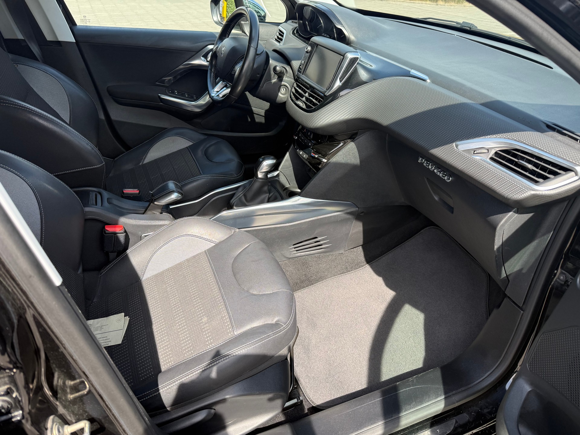 PEUGEOT 2008 1.2 VTI Allure-image-7