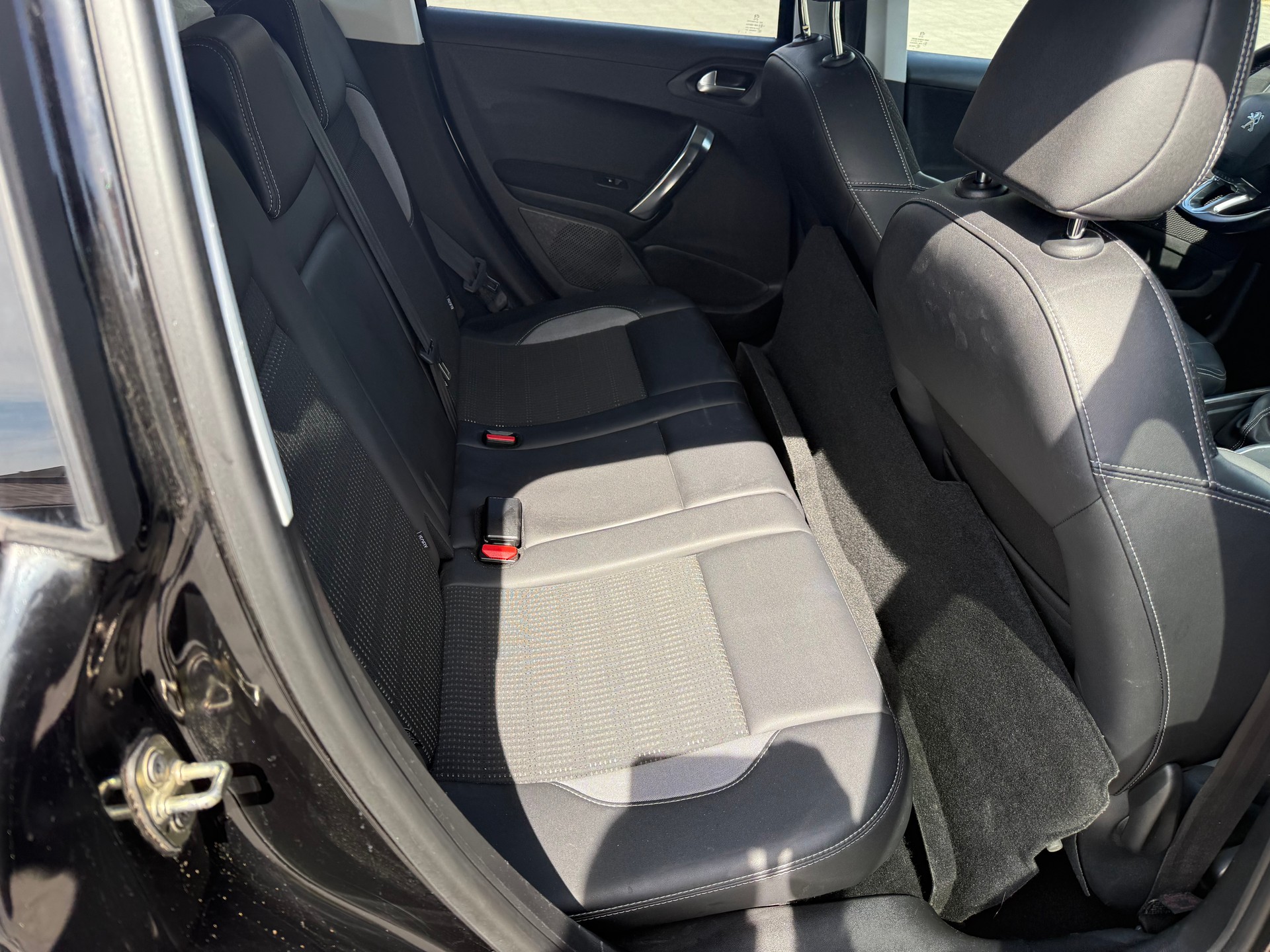 PEUGEOT 2008 1.2 VTI Allure-image-6