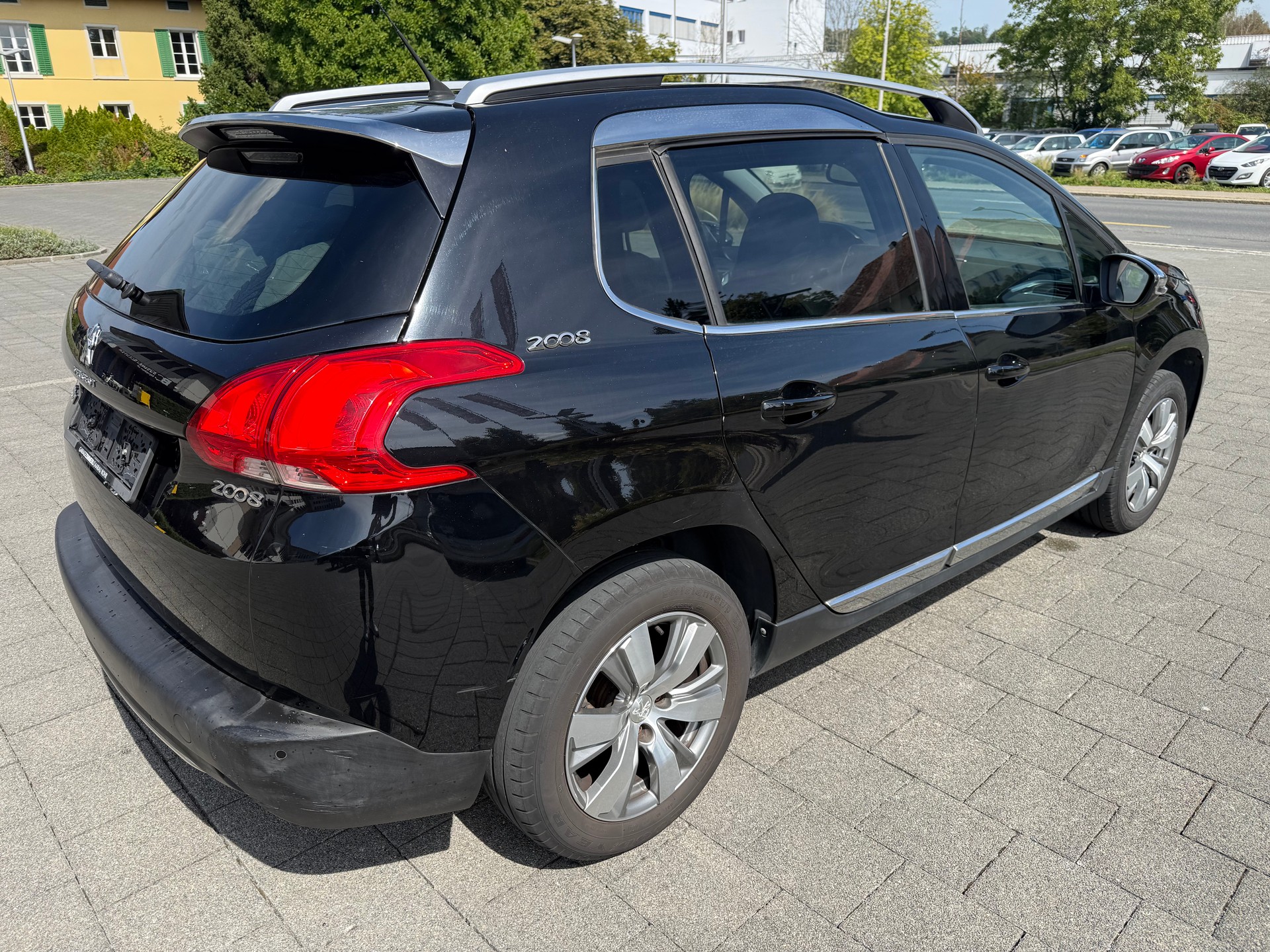 PEUGEOT 2008 1.2 VTI Allure-image-5