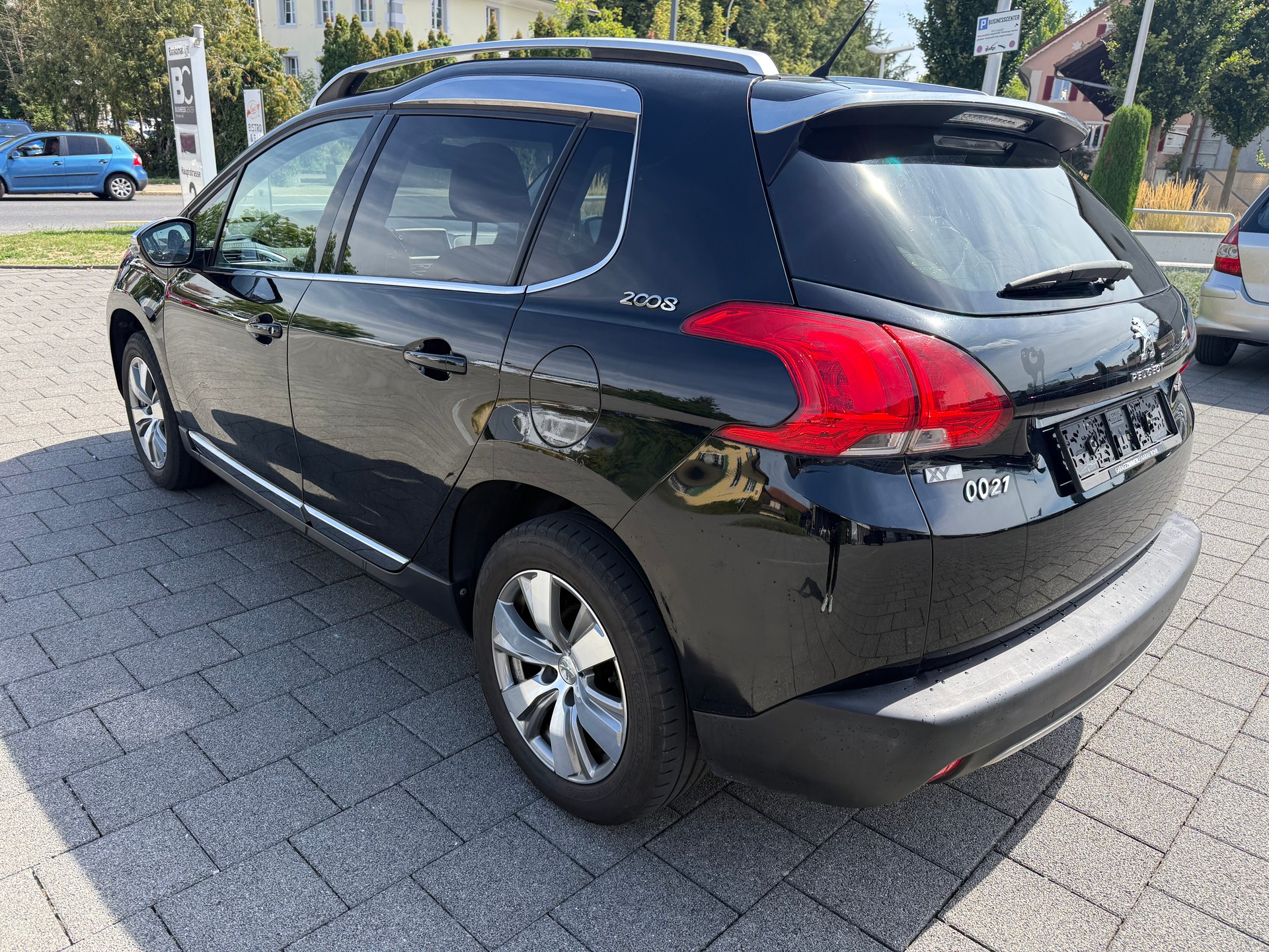 PEUGEOT 2008 1.2 VTI Allure-image-3