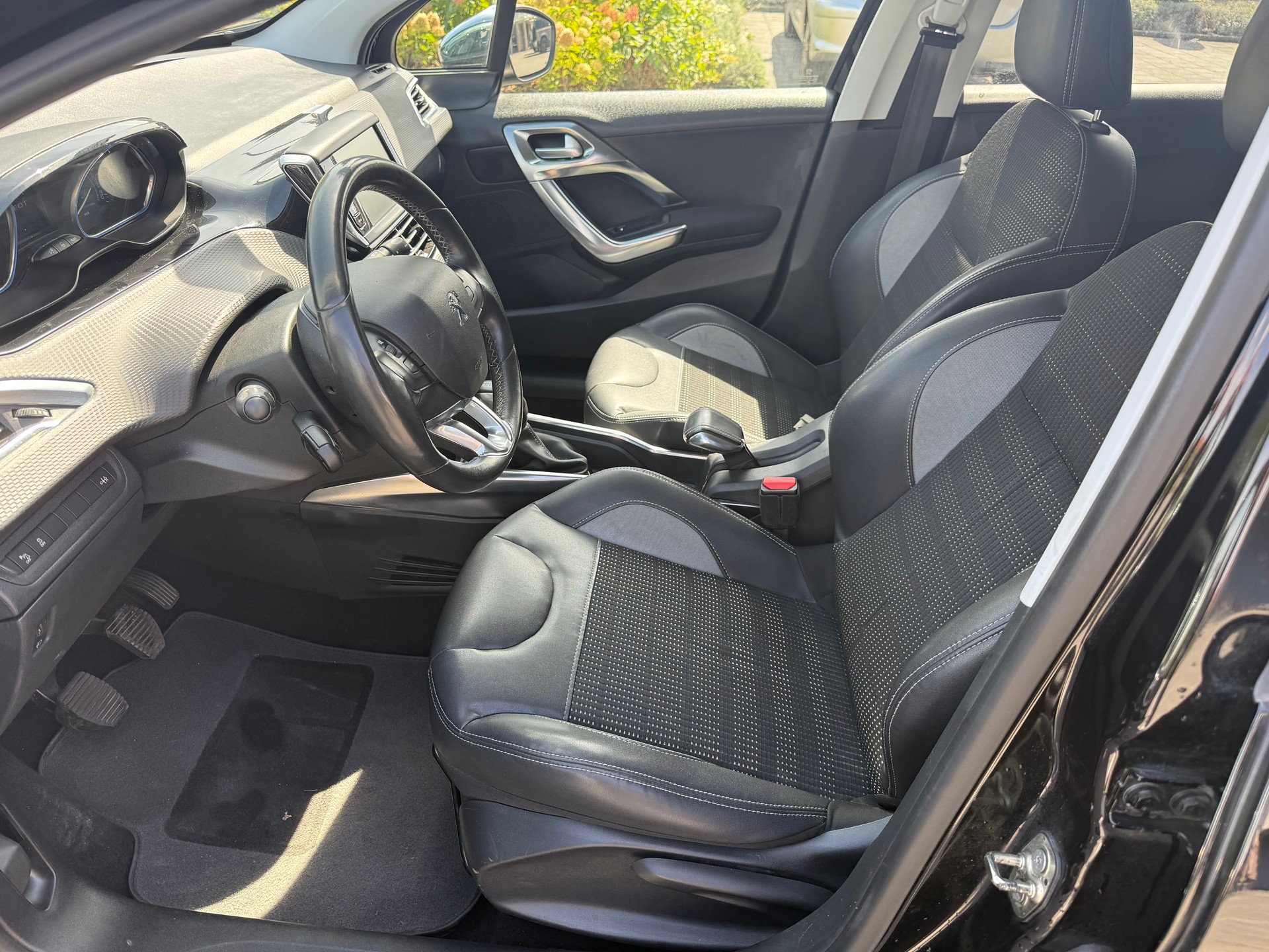 PEUGEOT 2008 1.2 VTI Allure-image-9
