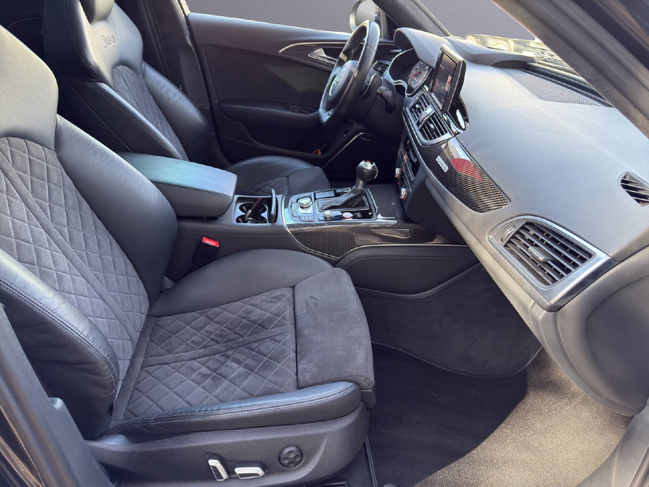 AUDI RS6 Avant 4.0 V8 TFSI performance quattro-image-8
