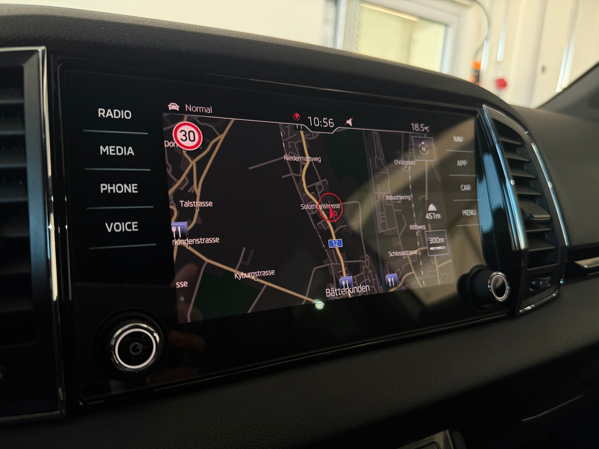 SKODA Karoq 1.5 TSI ACT SportLine DSG (CH) Nardo Grau-image-13