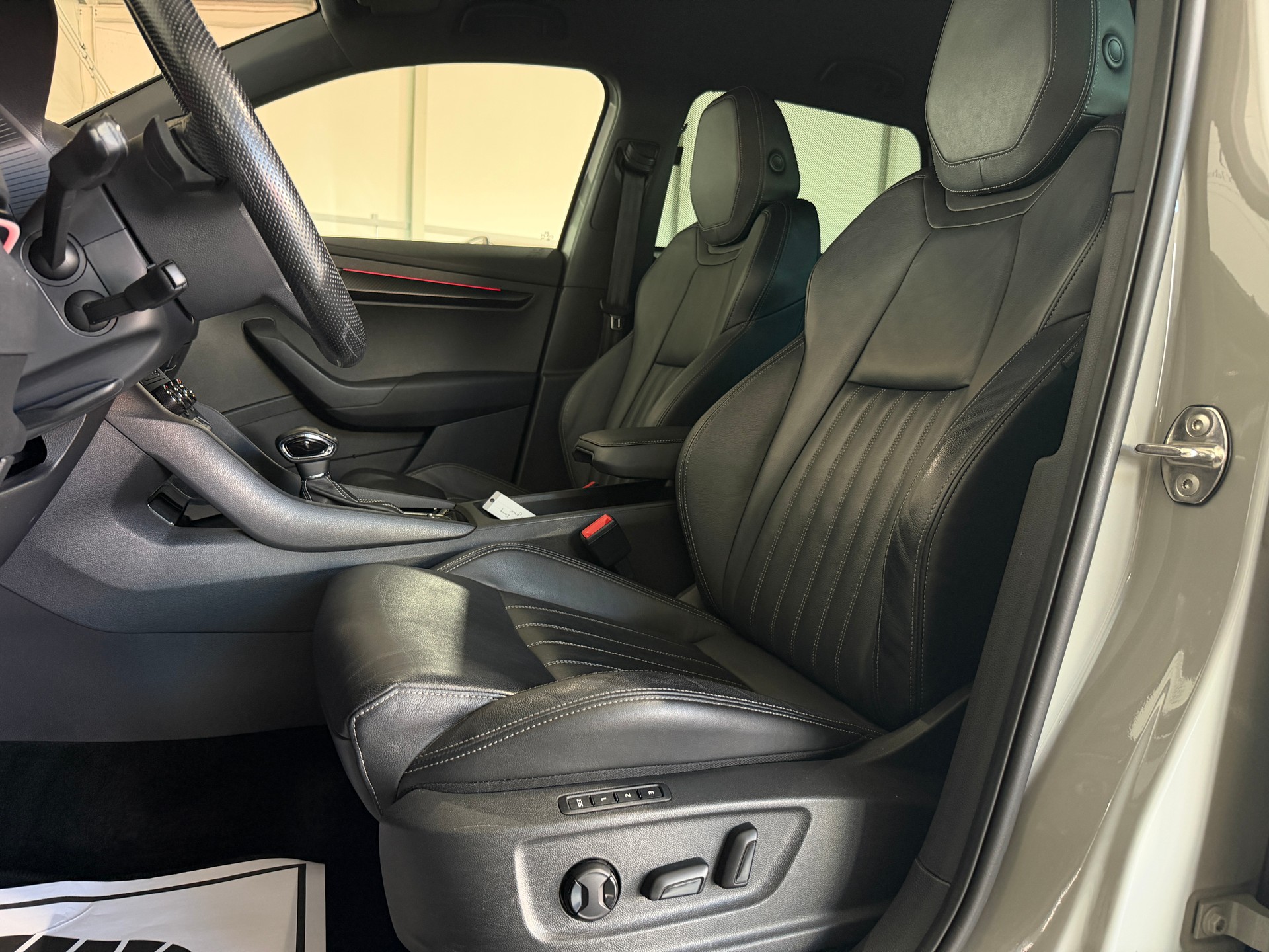 SKODA Karoq 1.5 TSI ACT SportLine DSG (CH) Nardo Grau-image-18