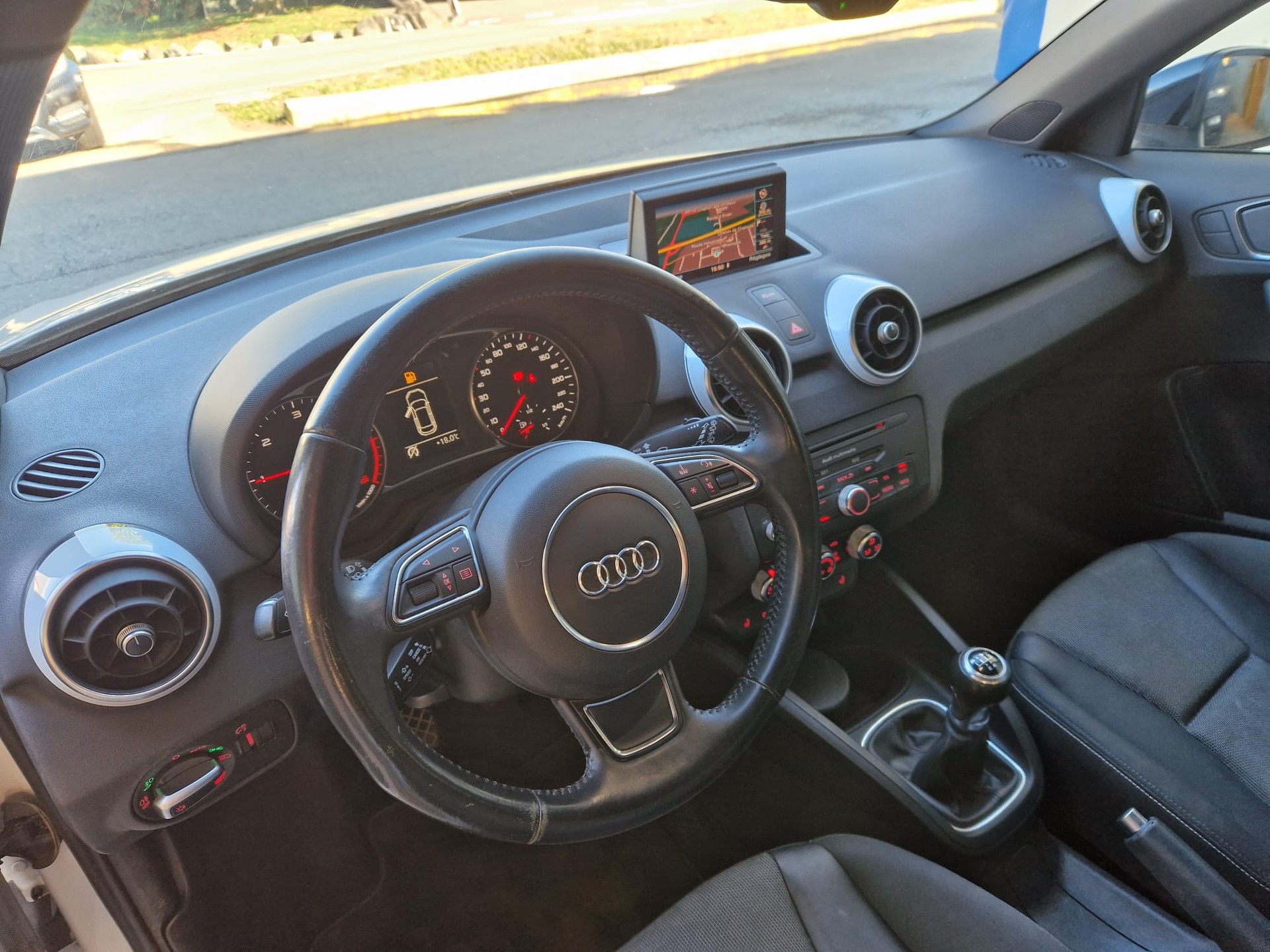 AUDI A1 Sportback 1.6 TDI Ambition-image-8