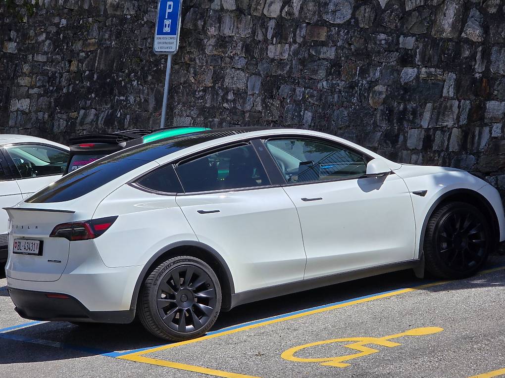TESLA Model Y Long Range-image-0