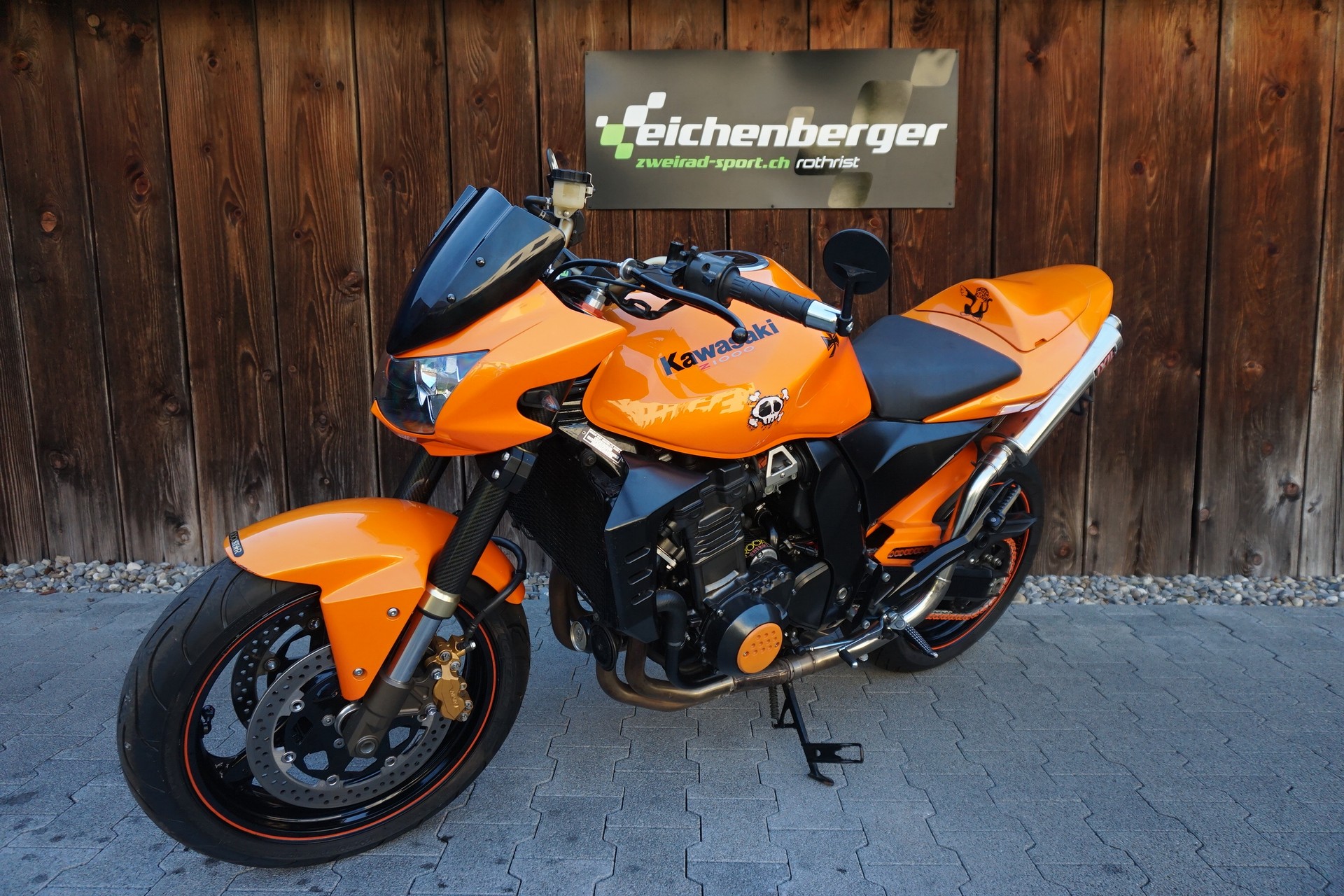 KAWASAKI Z 1000 mit IXIL Auspuff-showroom-element-1