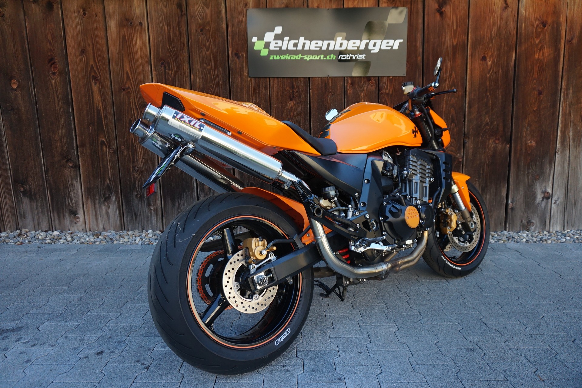 KAWASAKI Z 1000 mit IXIL Auspuff-showroom-element-3
