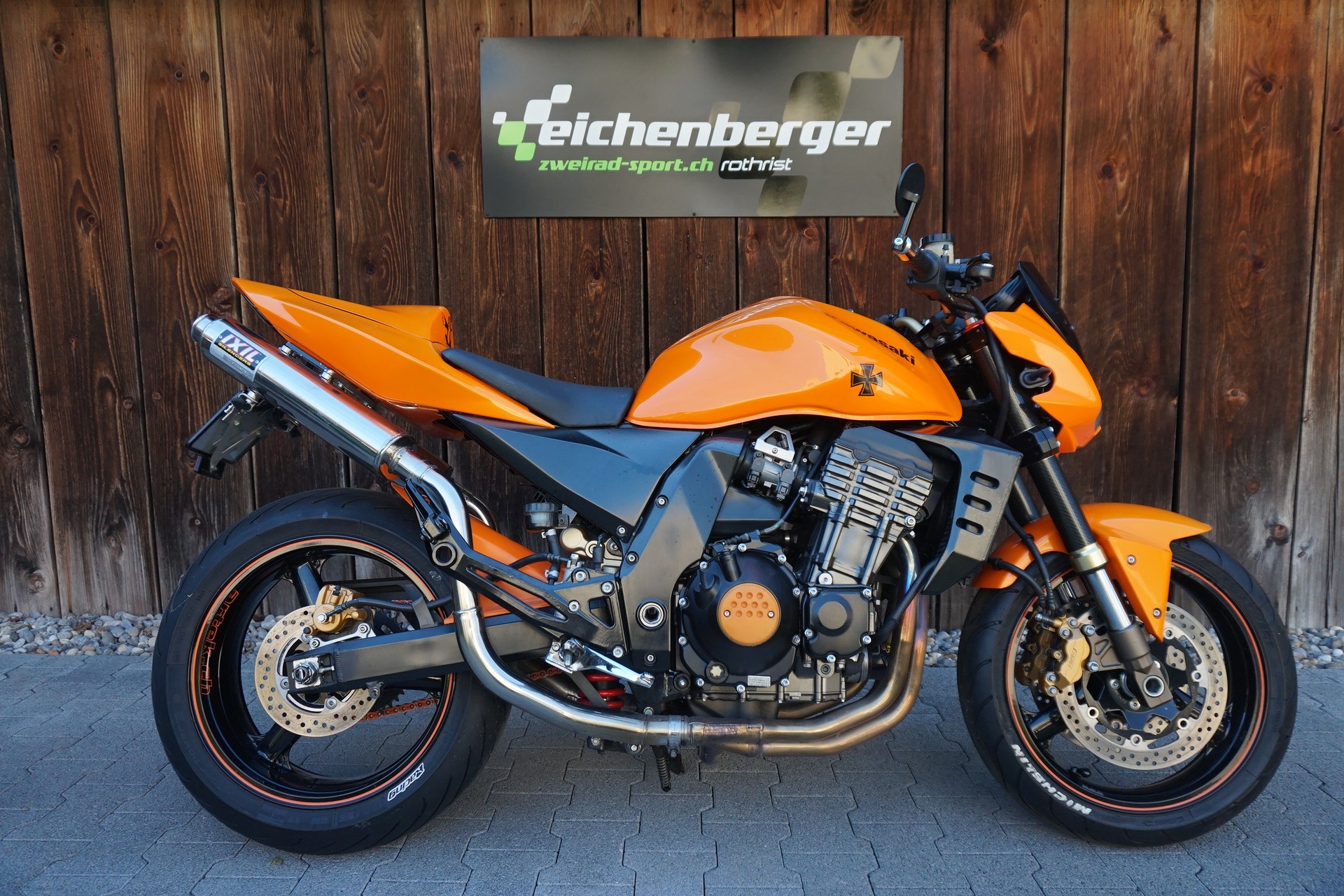 KAWASAKI Z 1000 mit IXIL Auspuff-showroom-element-2