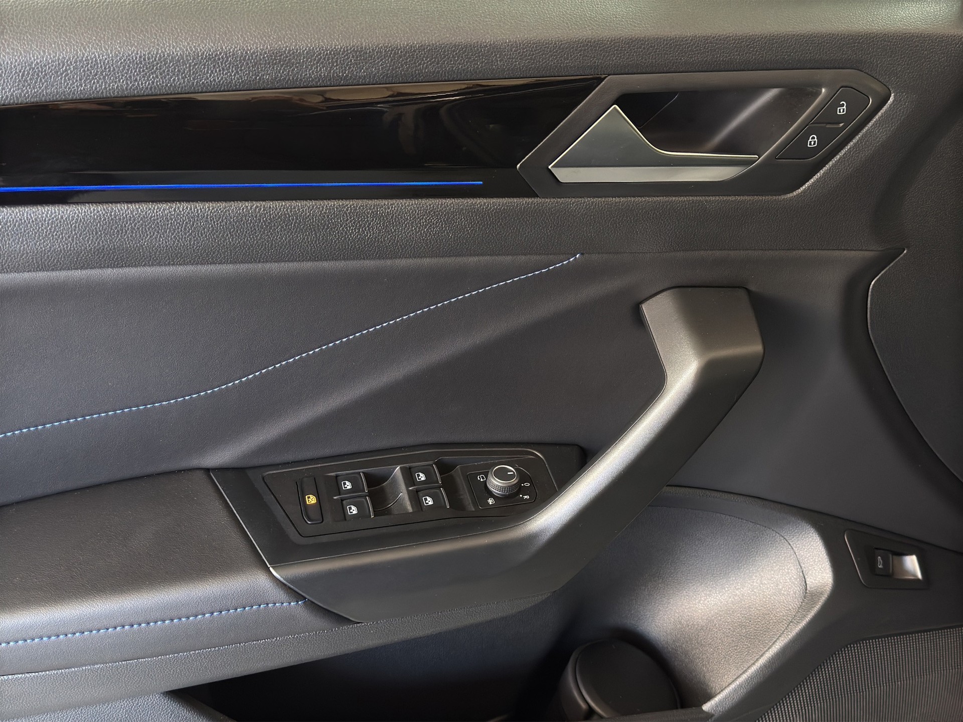VW T-Roc 2.0 TSI R-Performance DSG 4M. "Akrapovic-Pano-Leder-DCC-8 fach Bereift"-image-11